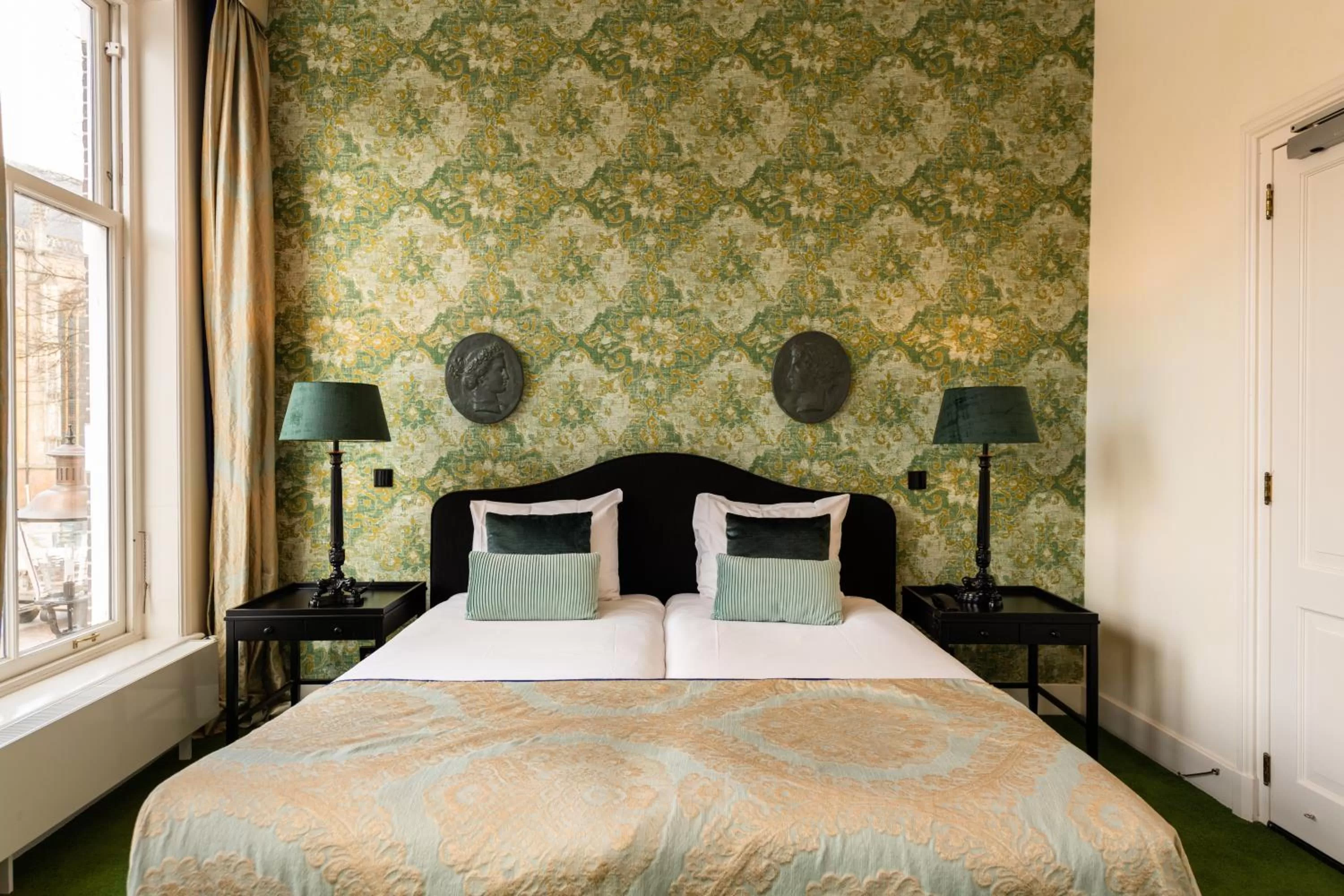 Bed in Grand Boutique Hotel-Restaurant Huis Vermeer