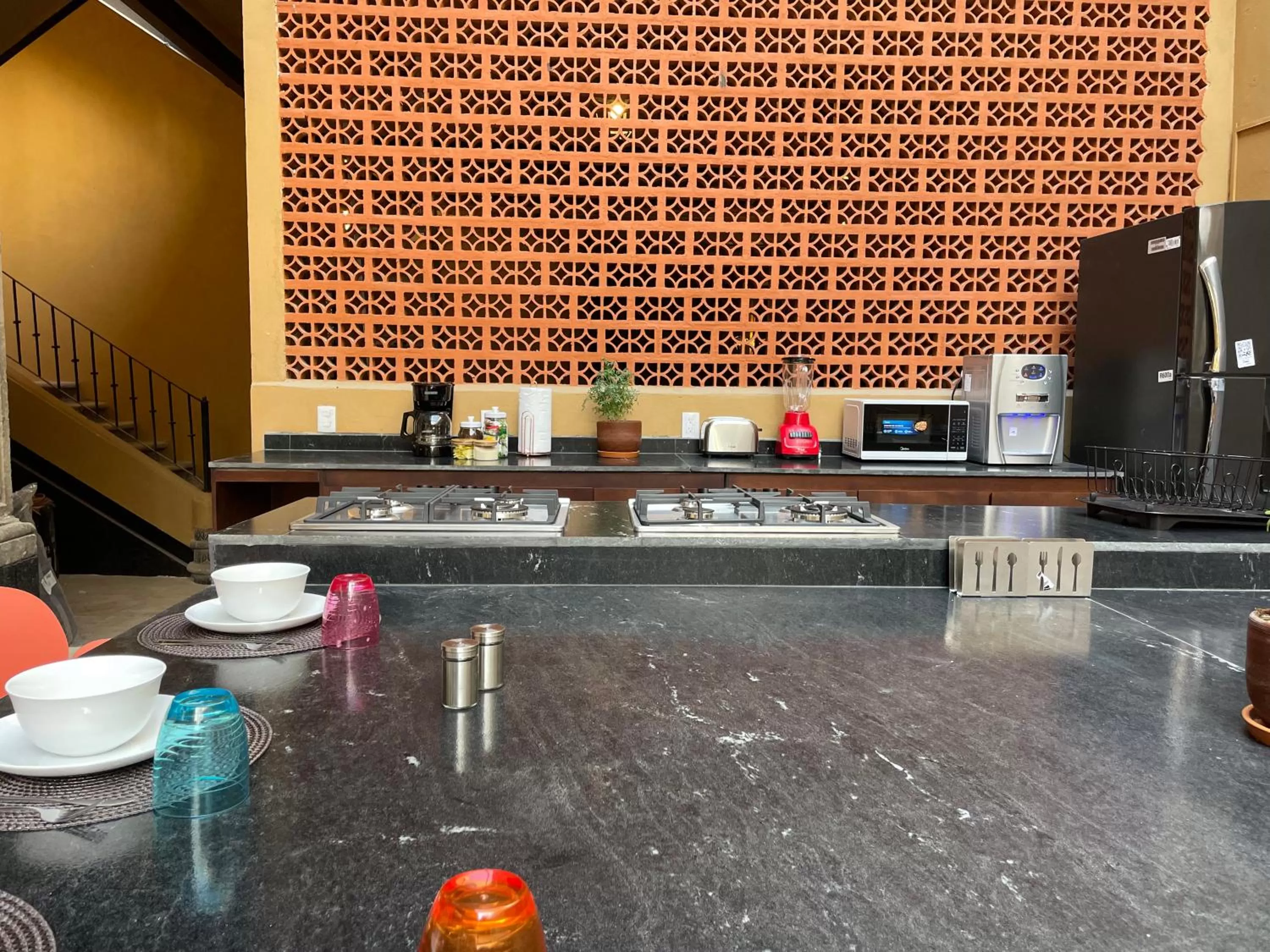 Communal kitchen in Colmena Hotel CDMX Centro