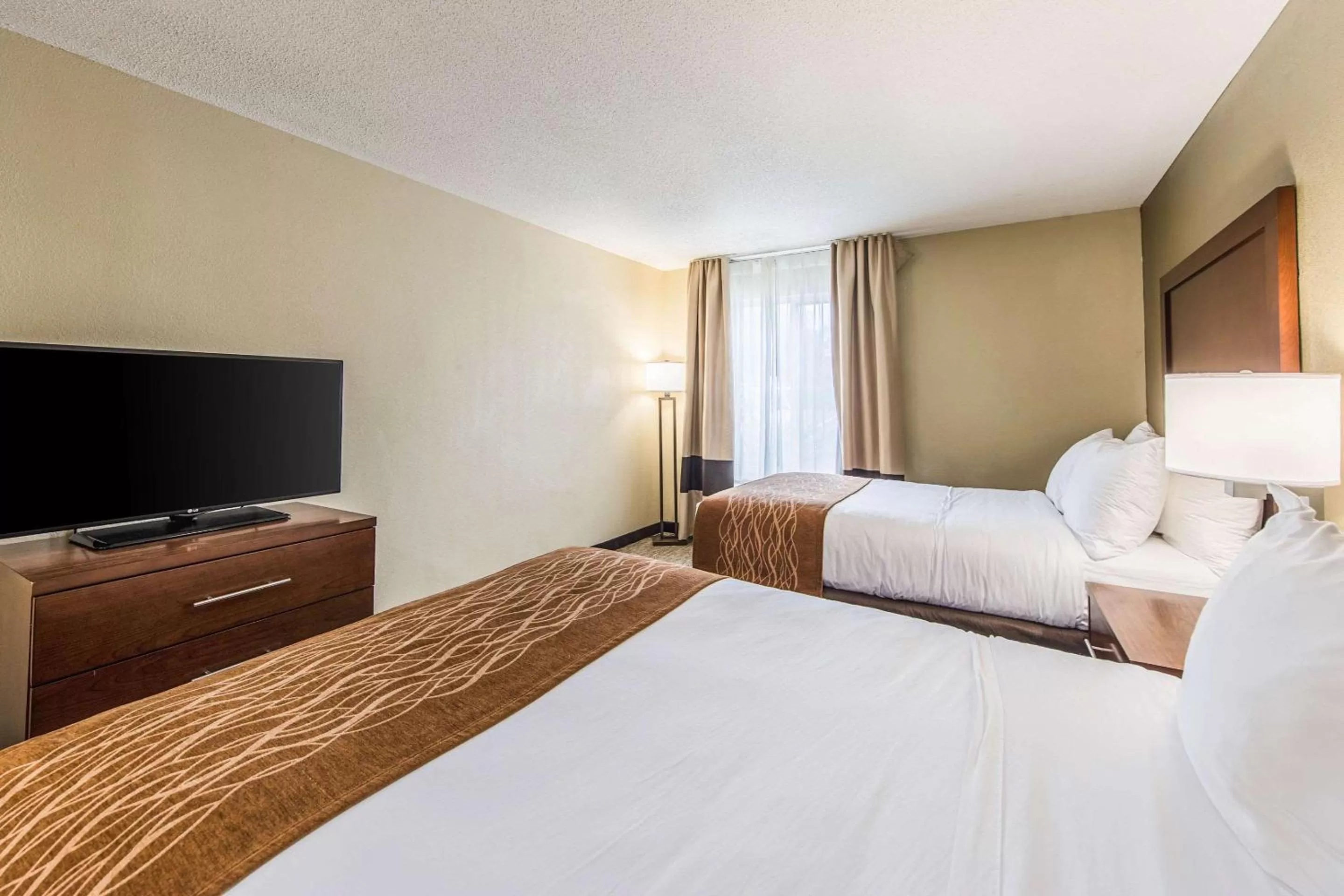 Photo of the whole room, Bed in Comfort Inn & Suites Greenwood near University