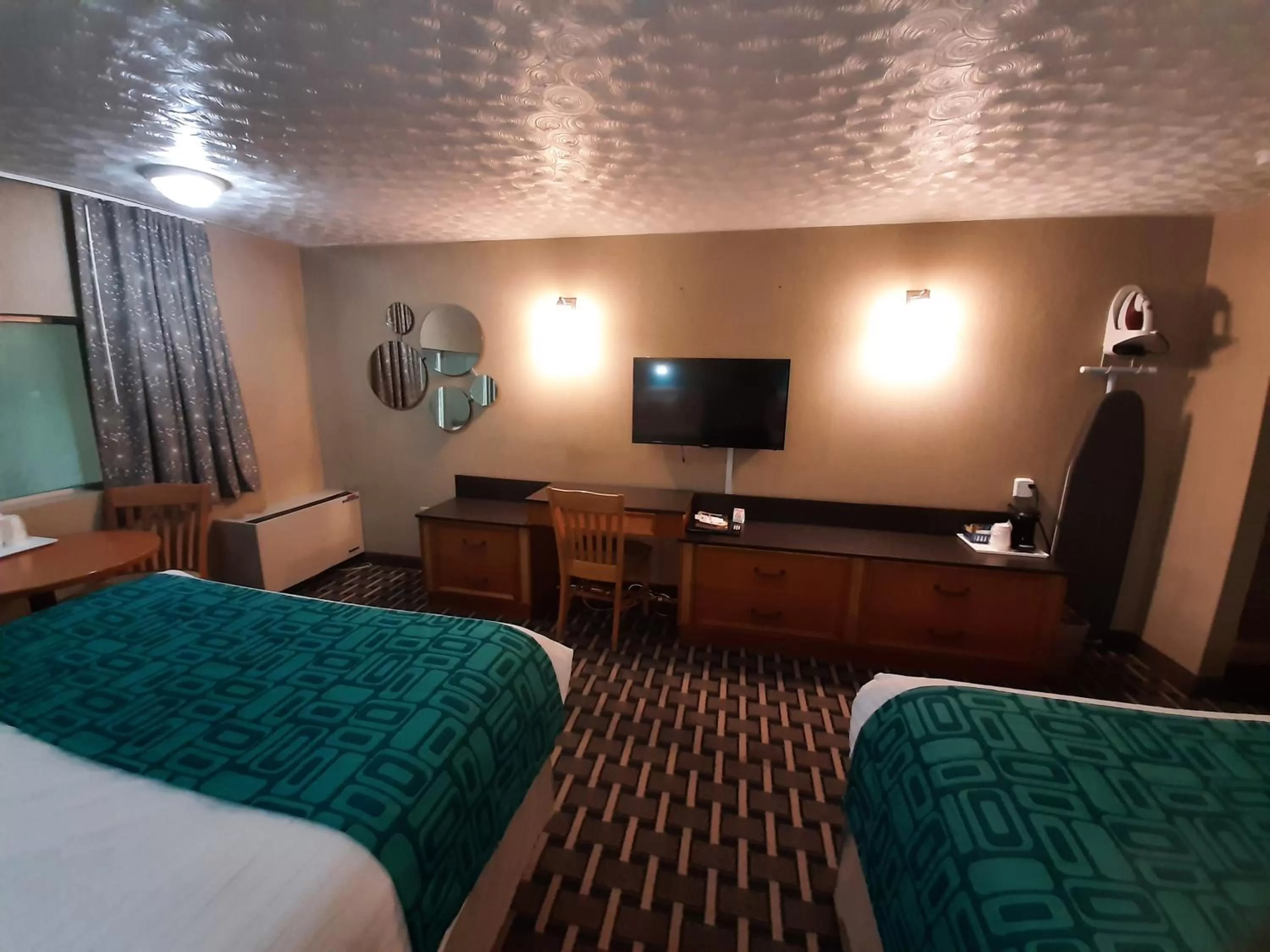 Photo of the whole room, Bed in Howard Johnson by Wyndham Woodstock NB