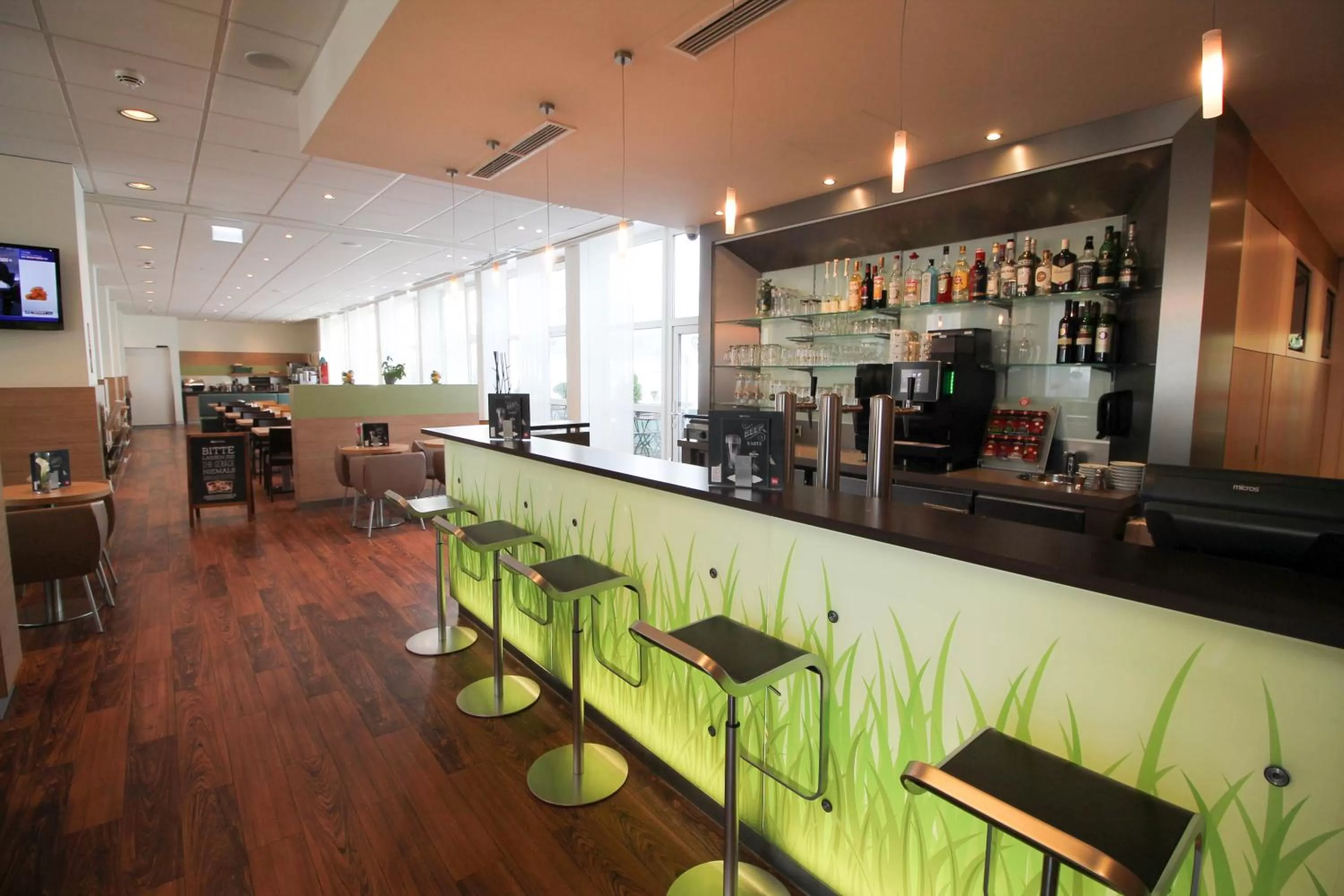 Lounge or bar in ibis Hotel Düsseldorf Hauptbahnhof