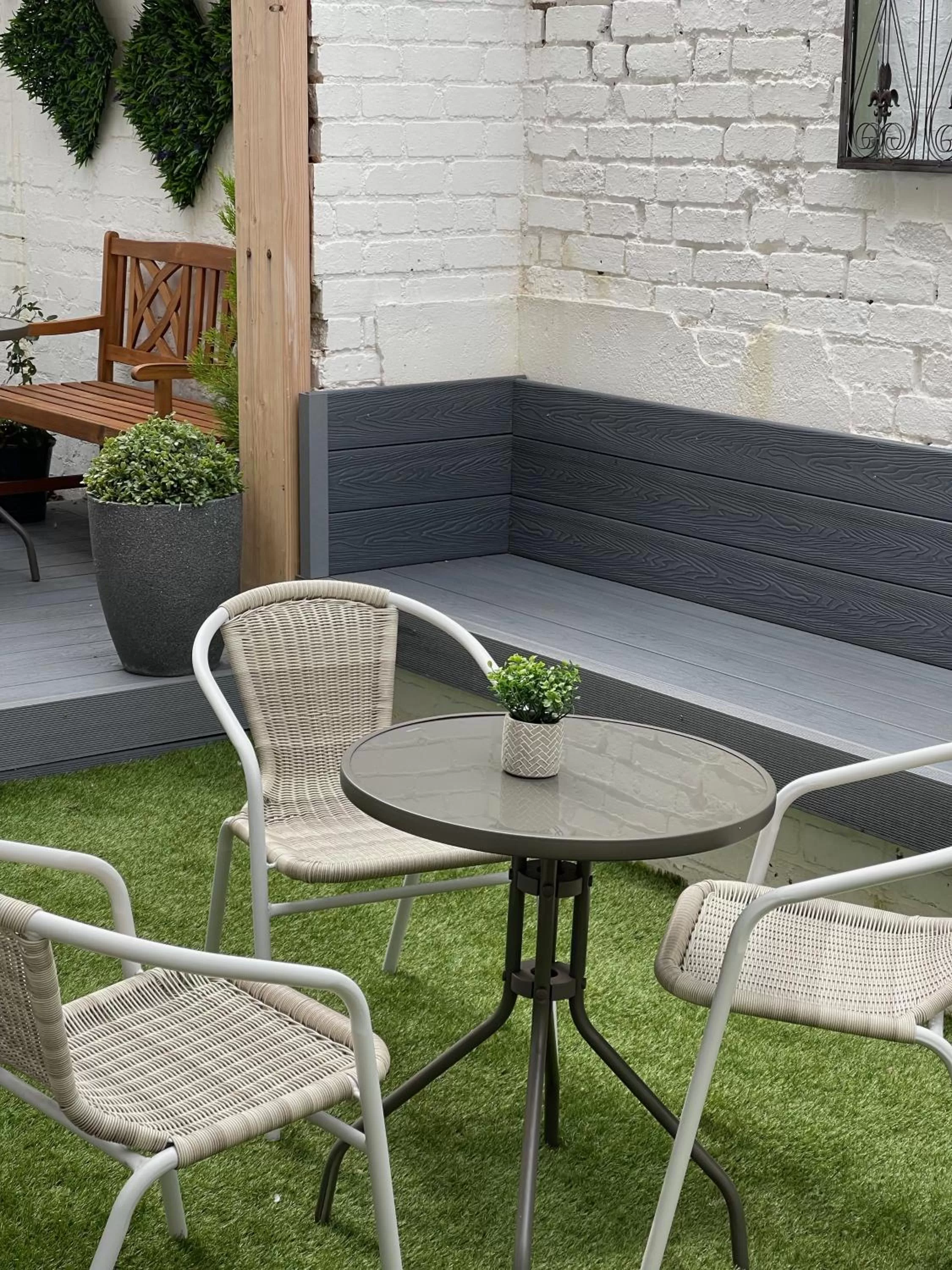 Garden in Titanic Guest 4 Star Boutique- Tourism NI certified- Free parking