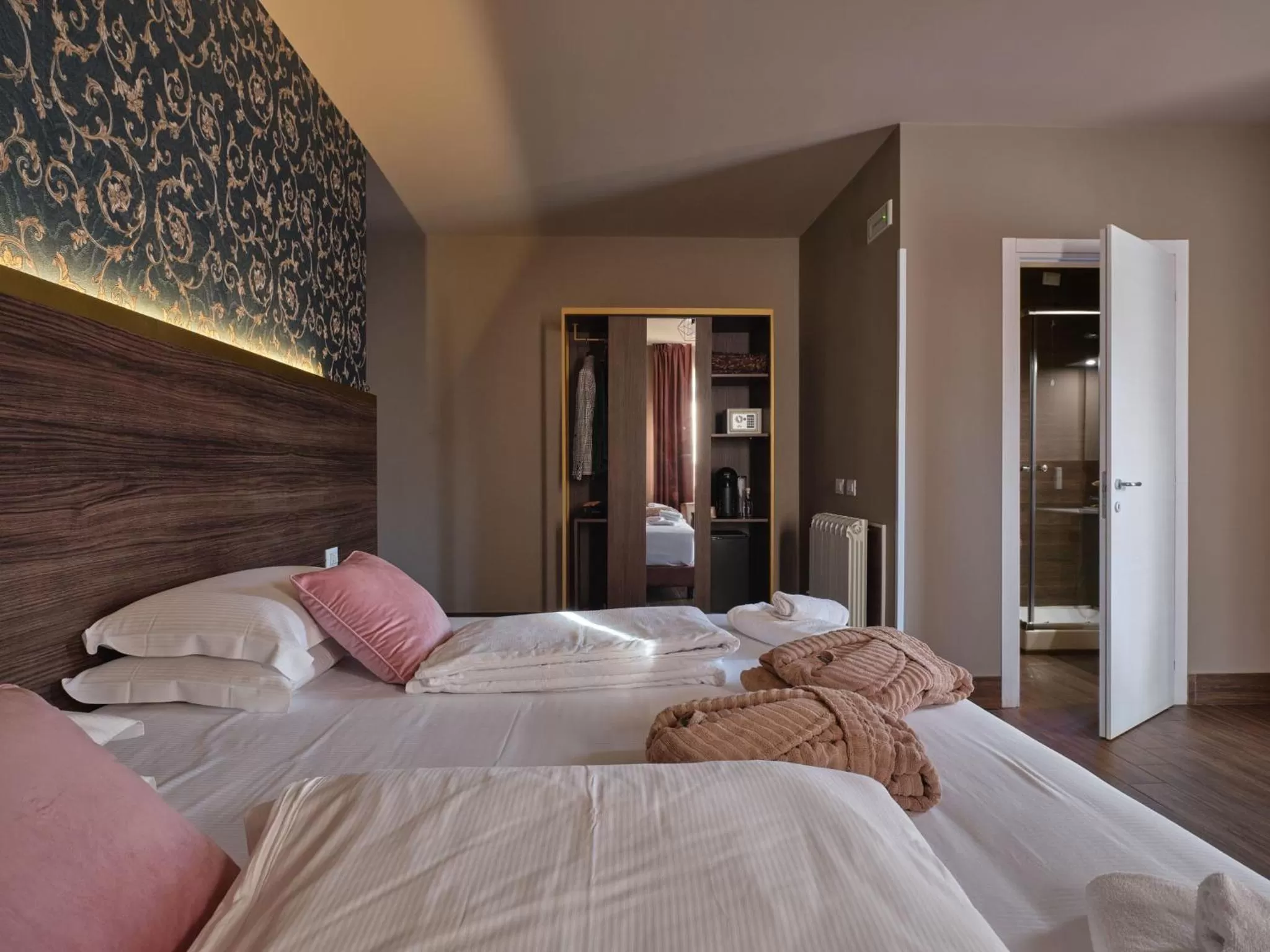 wardrobe, Bed in Hotel Giulietta