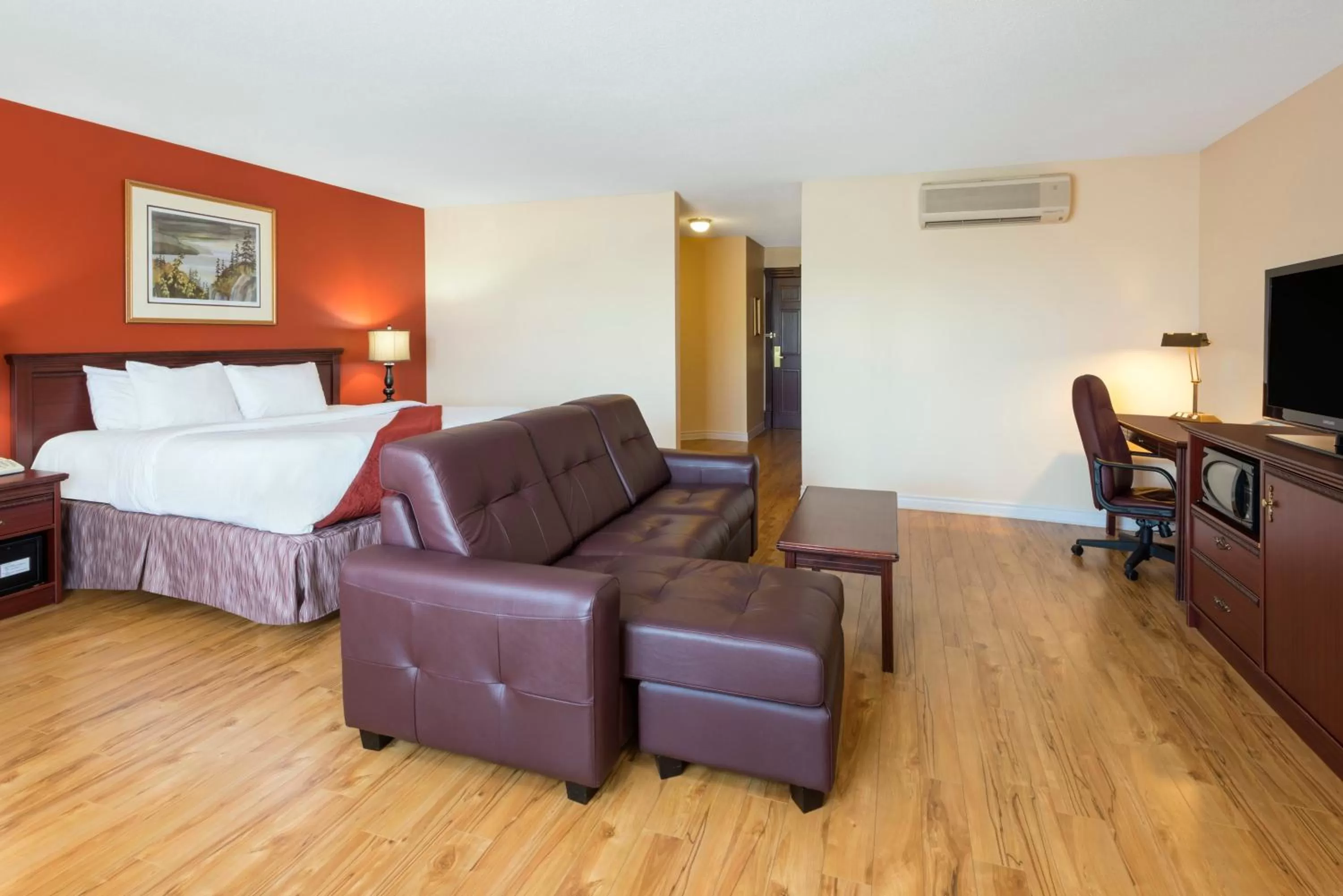 Photo of the whole room in Ramada Plaza by Wyndham Gatineau/Manoir du Casino