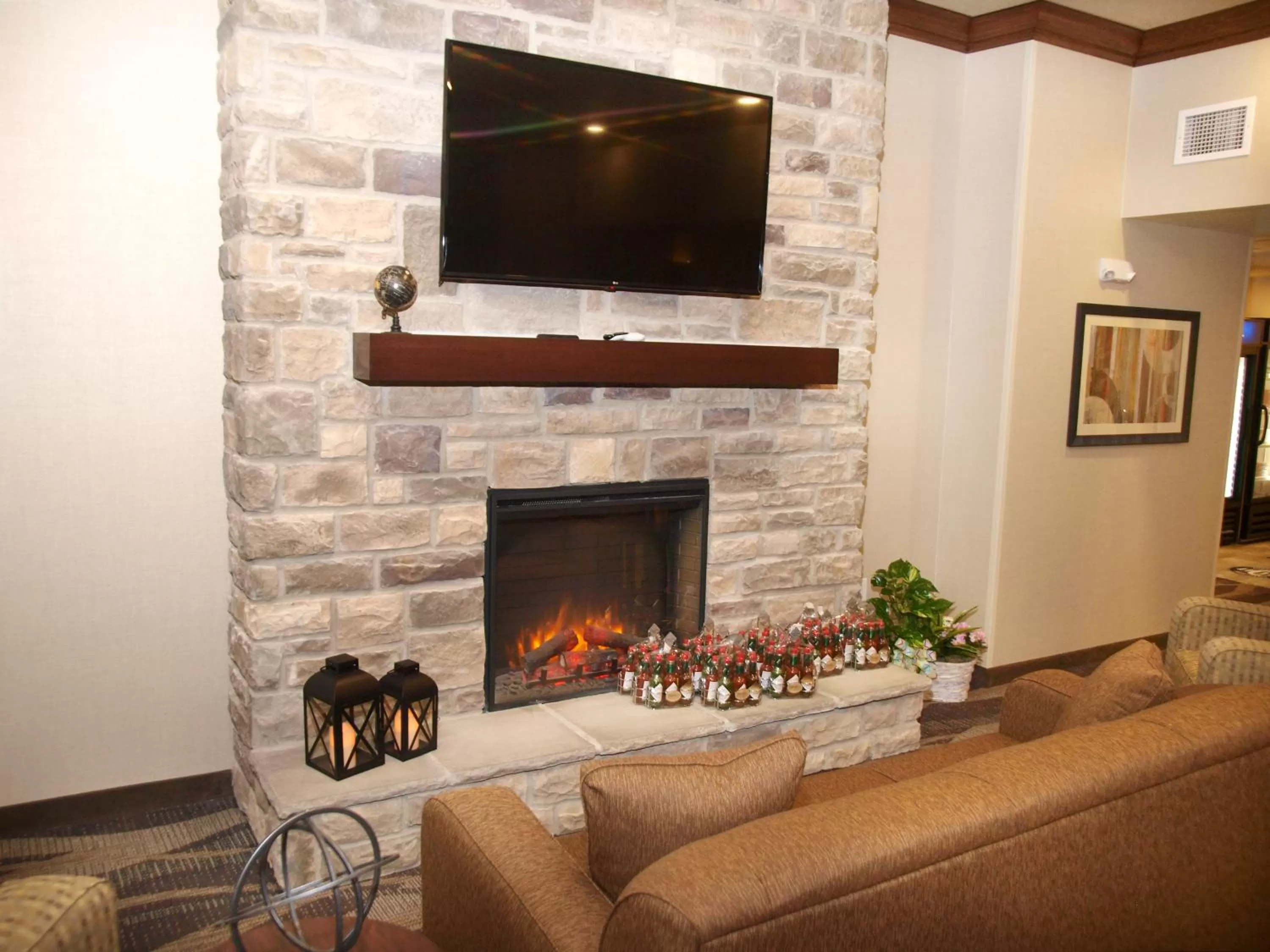 Communal lounge/ TV room, Seating Area in Cobblestone Inn & Suites - Vinton, LA