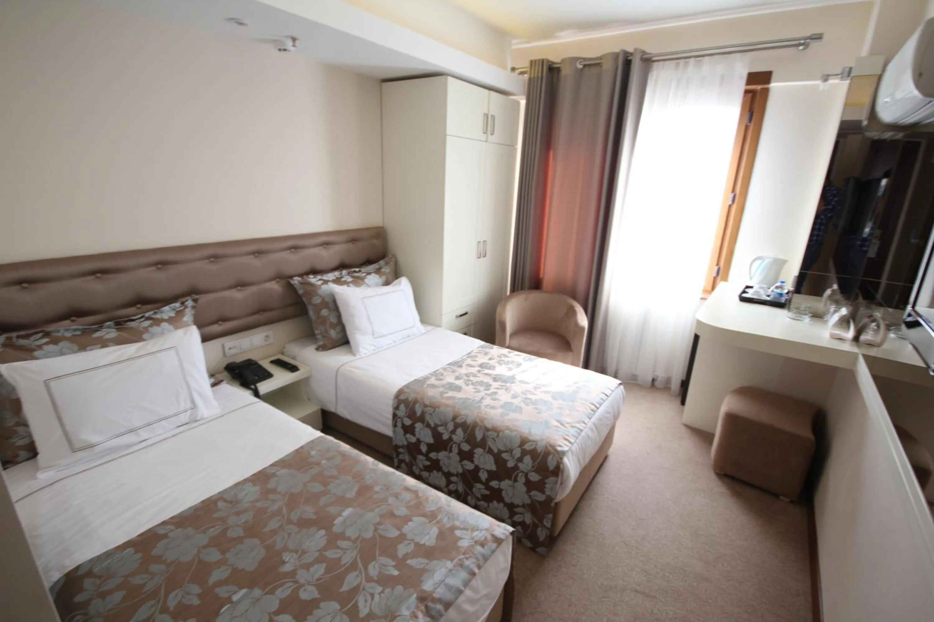 Photo of the whole room, Bed in Grand Washington Hotel