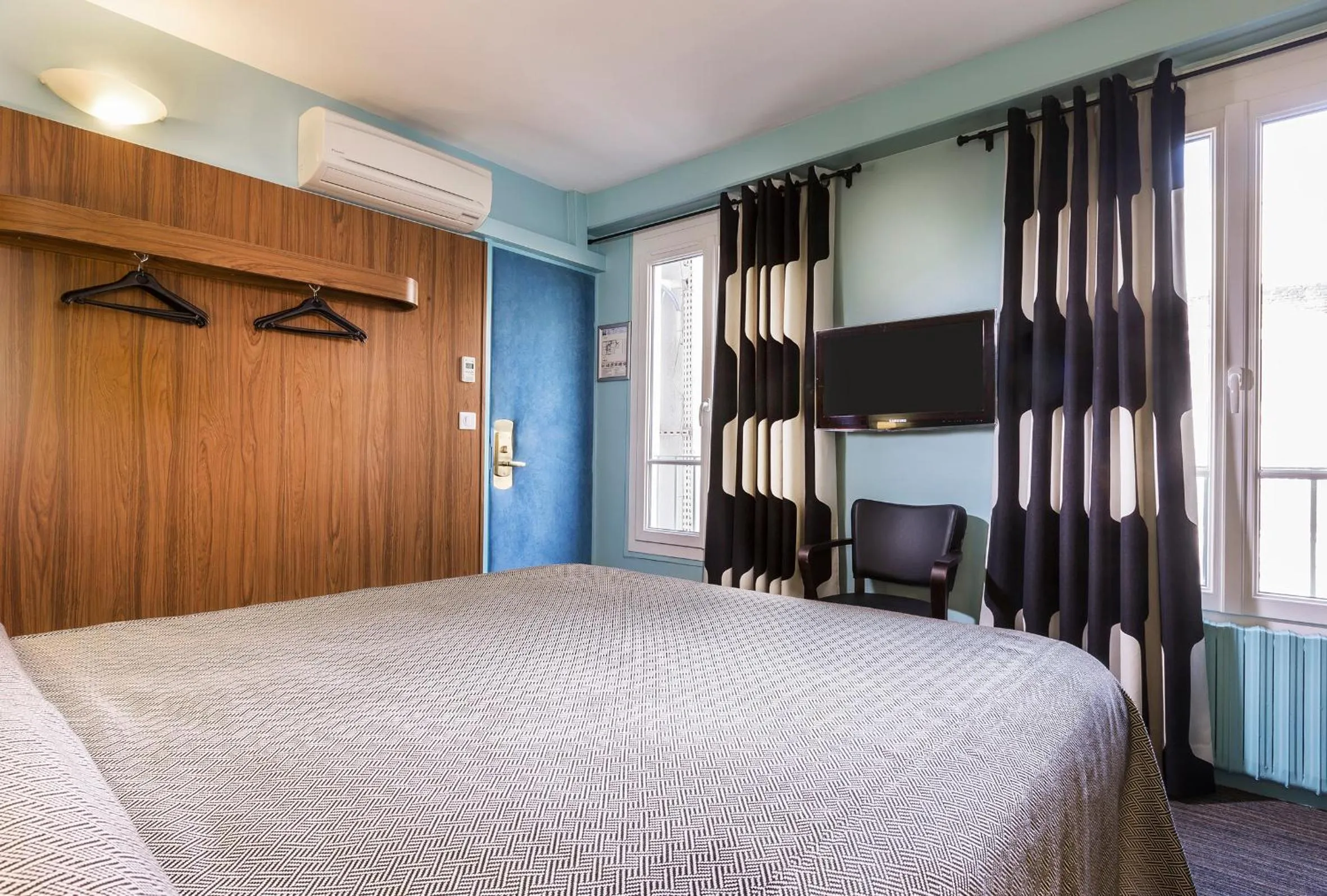 Bed in Hotel Concortel Paris