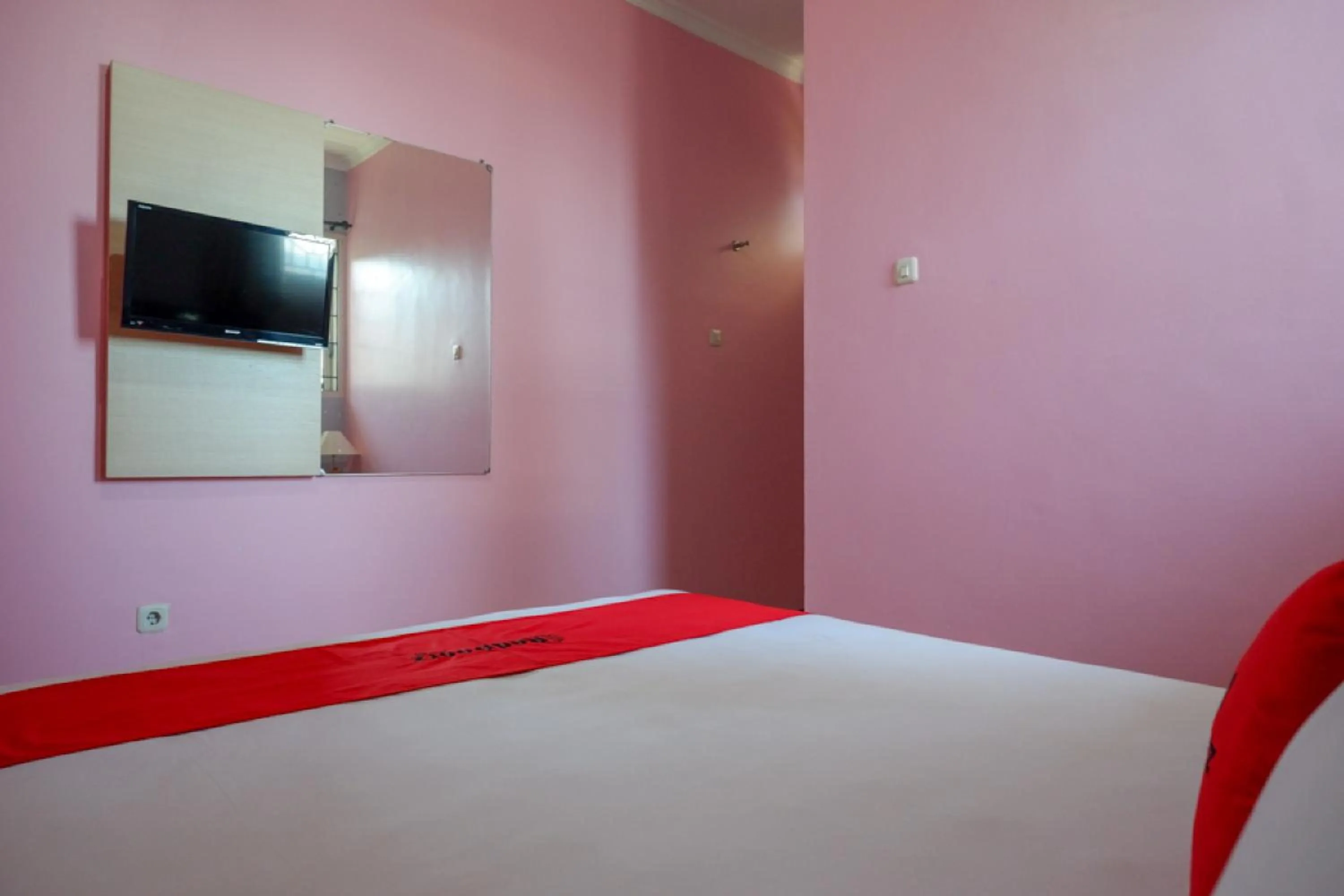 Bedroom, Bed in RedDoorz Plus Syariah @ Hotel Boulevard Luwuk
