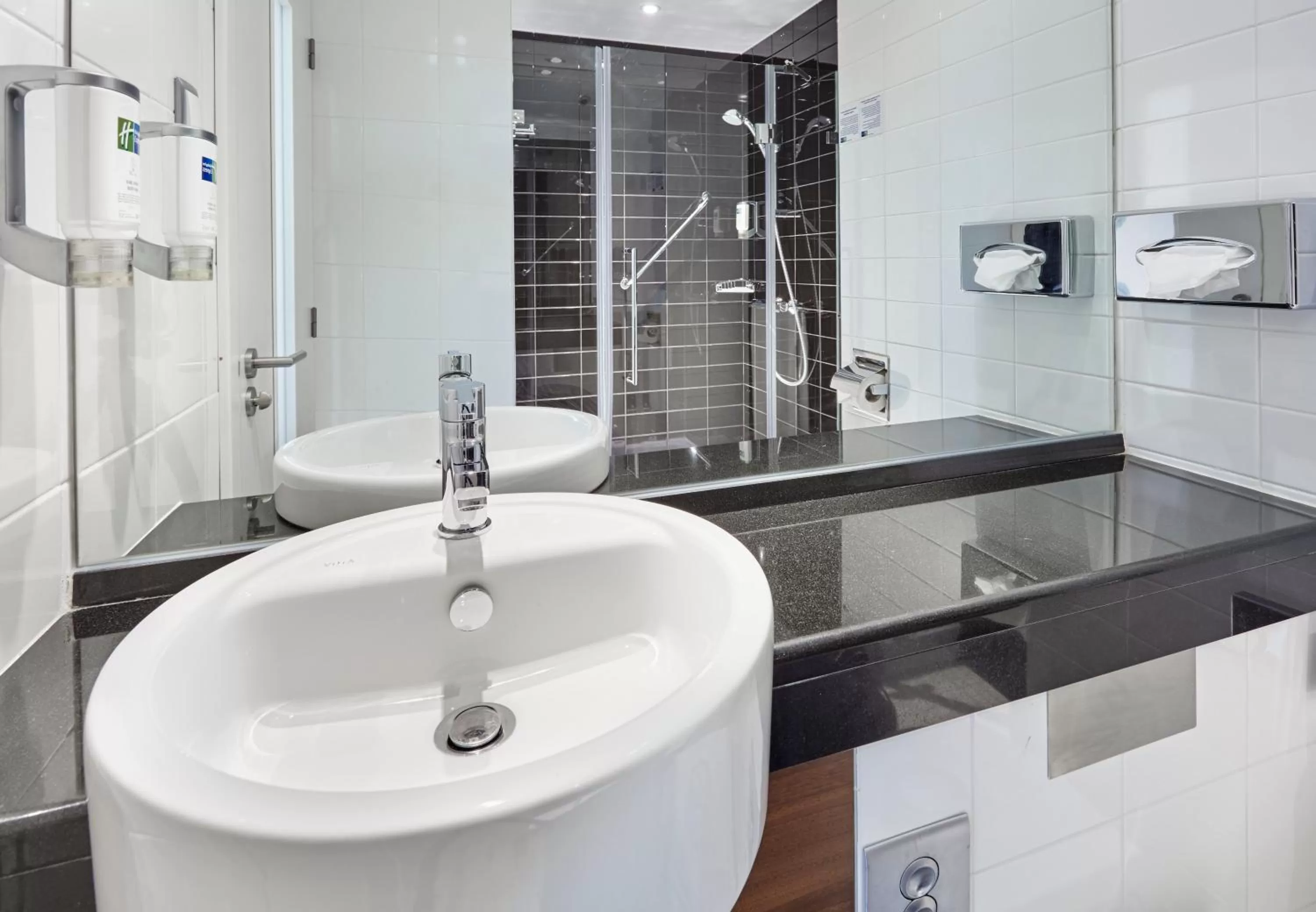 Photo of the whole room in Holiday Inn Express Lisbon Alfragide by IHG