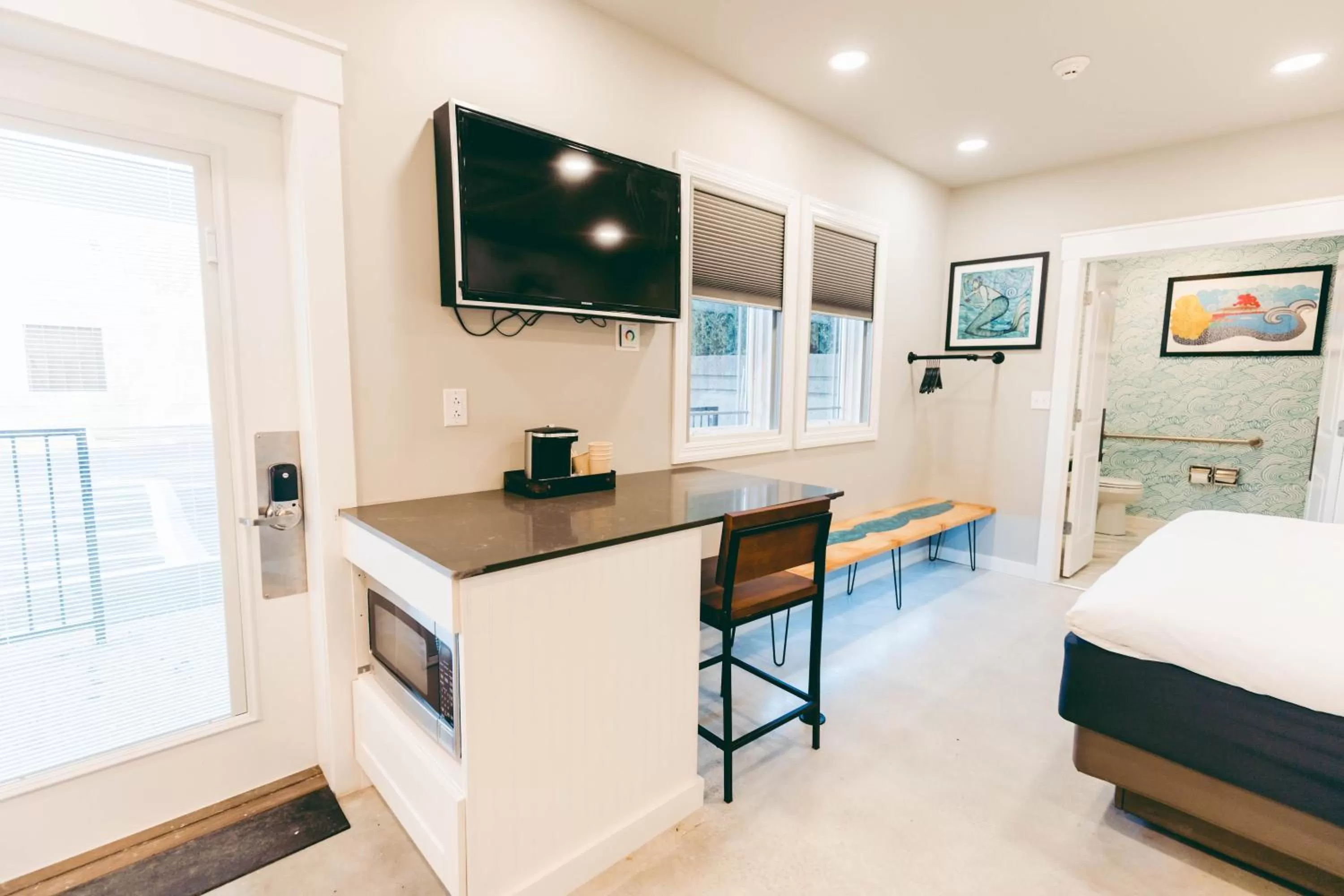 TV and multimedia, Bed in River Sirens Hotel-Contactless Check in Hotel