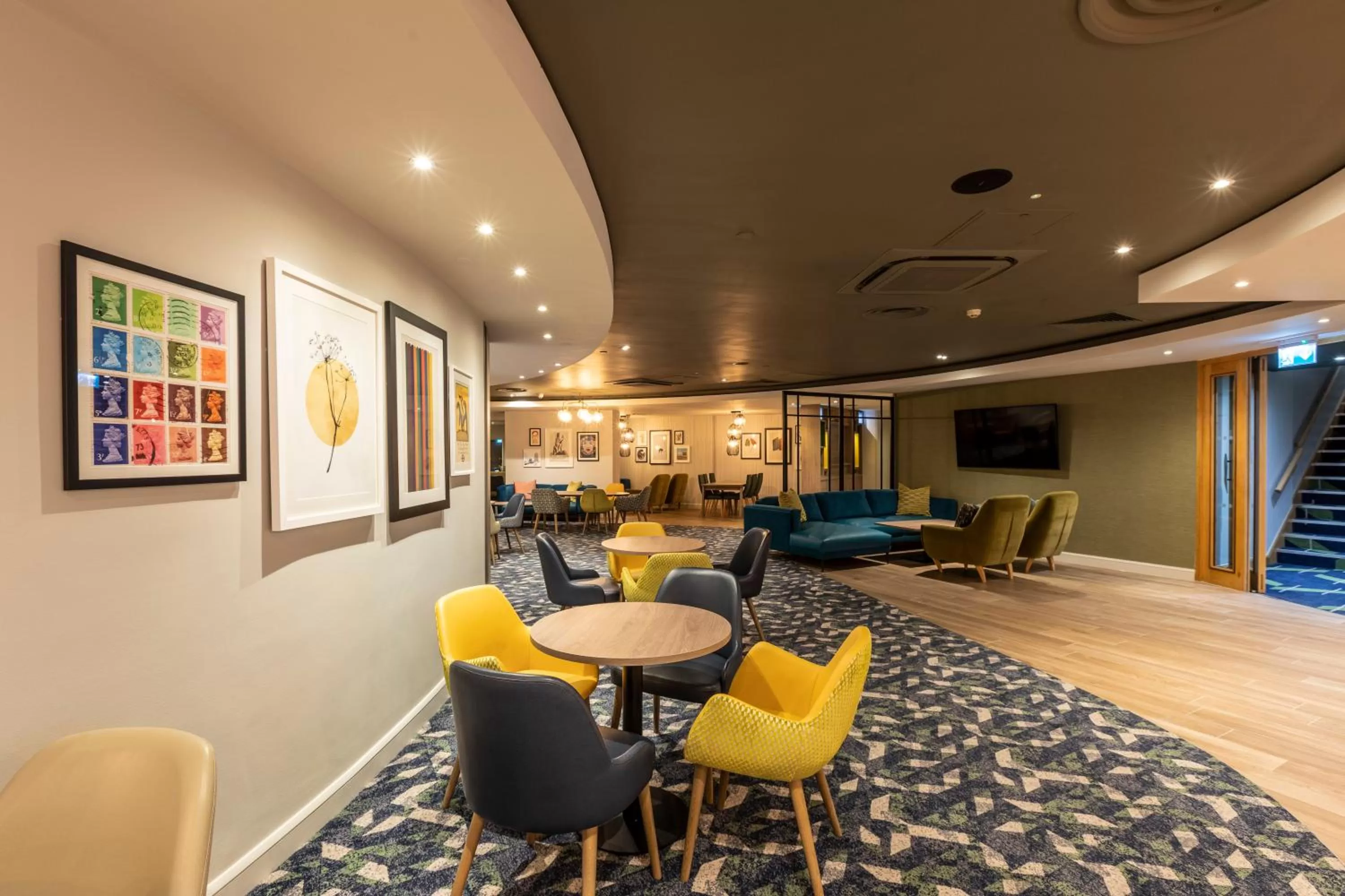 Lounge or bar in Holiday Inn London - Regent's Park by IHG