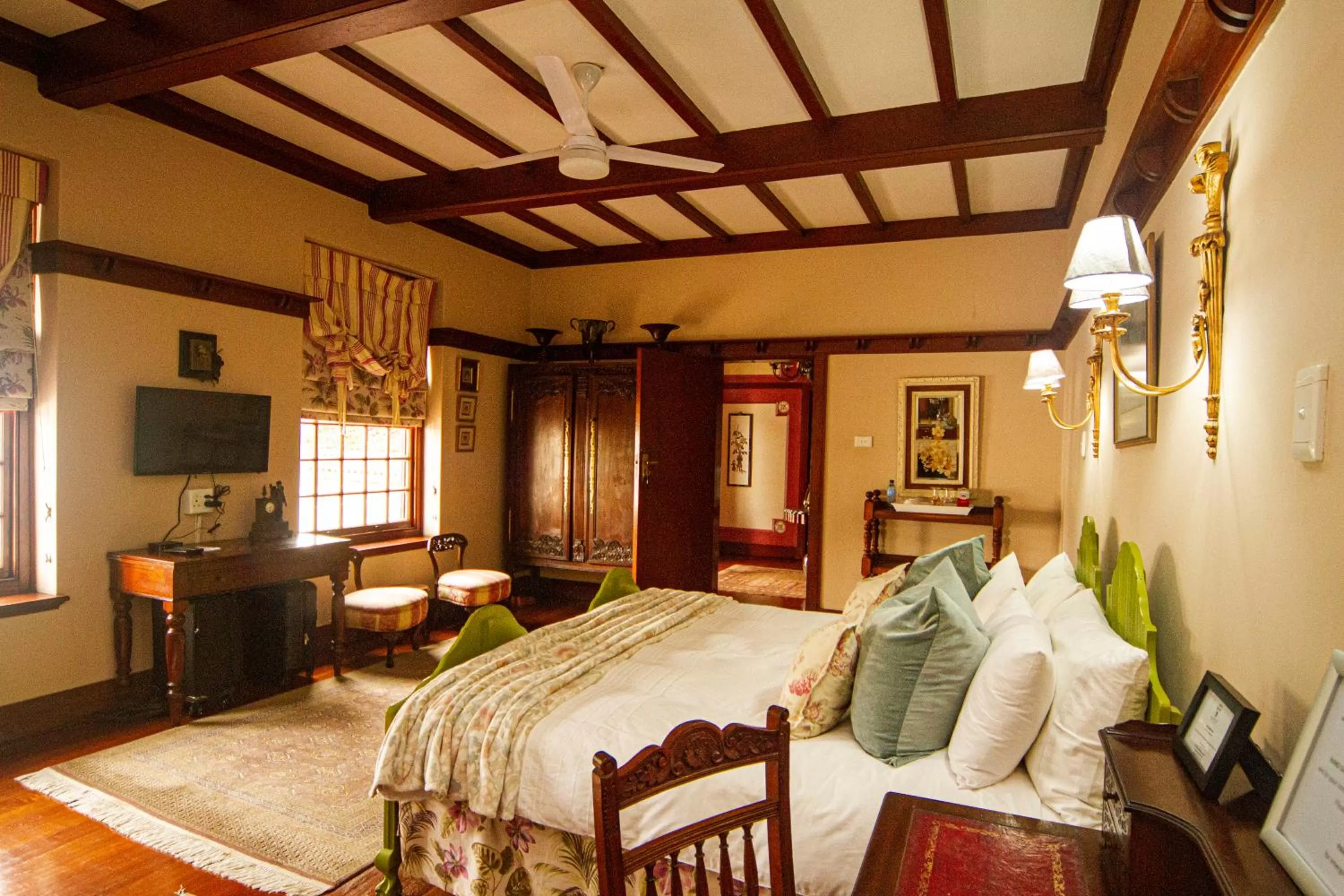 Photo of the whole room, Bed in Holland House B&B