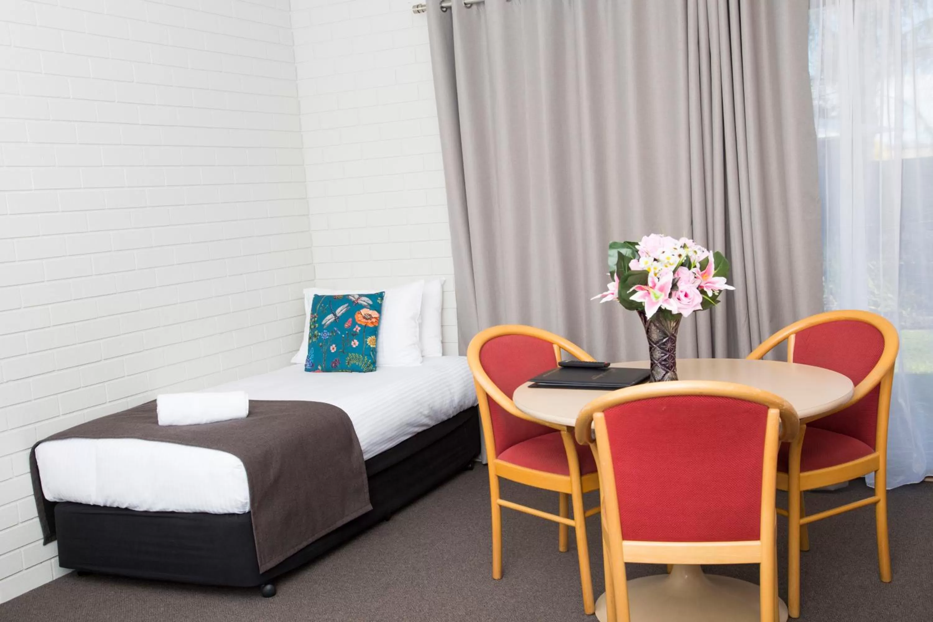 Bed in Crystal Fountain Motel Albury