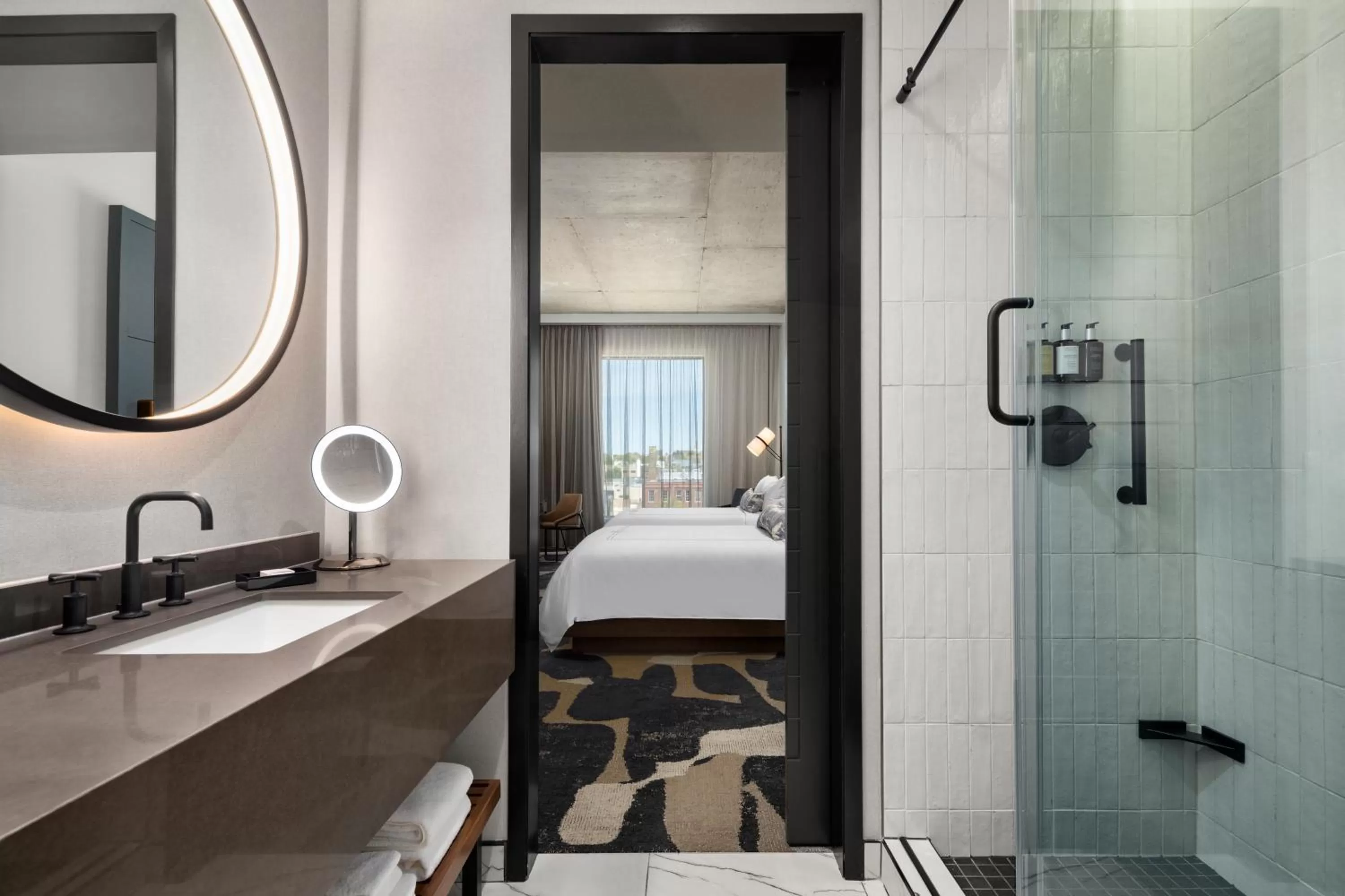 Shower, Bed in The Trade, Autograph Collection