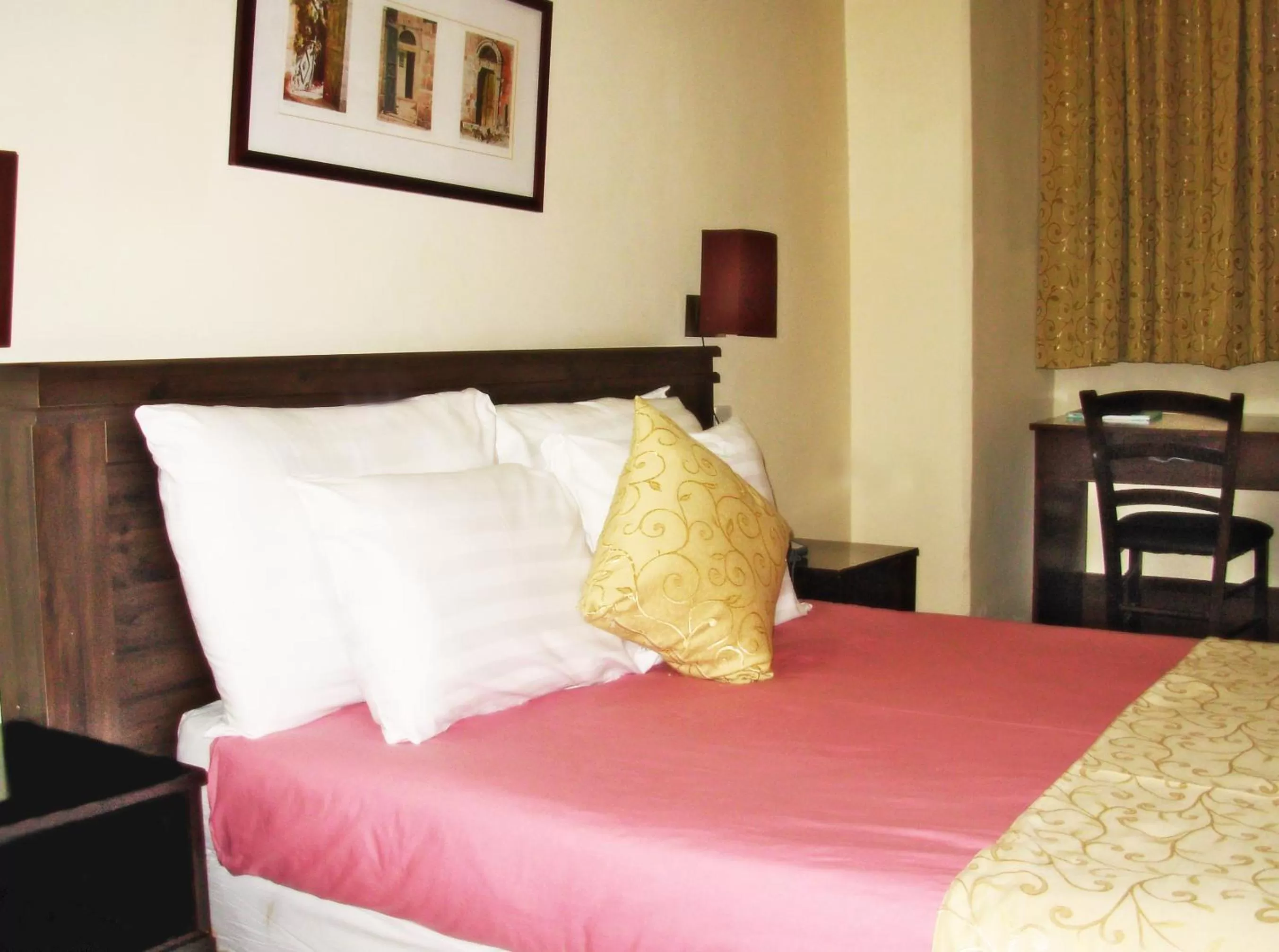 Economy Double Room - single occupancy - Lower Ground Floor  in The Little House In Bakah