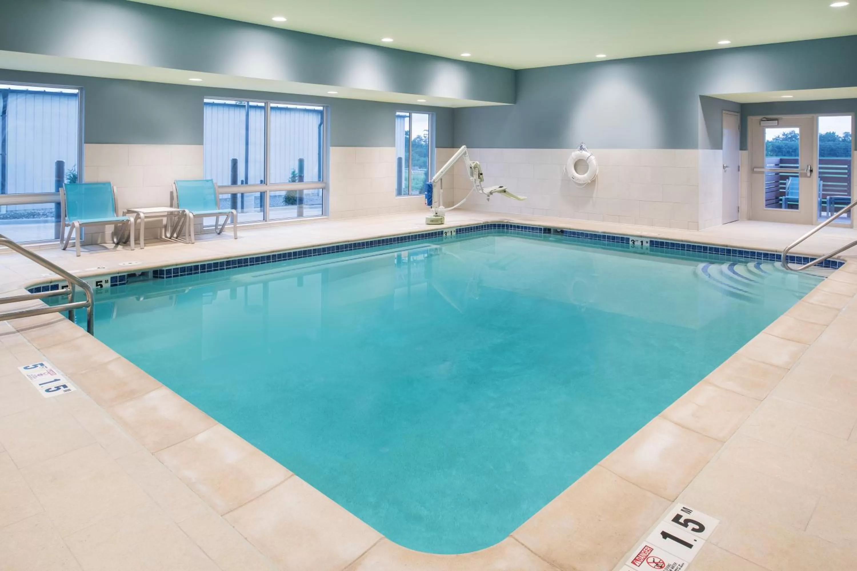 Swimming pool in Holiday Inn Express & Suites Kingdom City by IHG