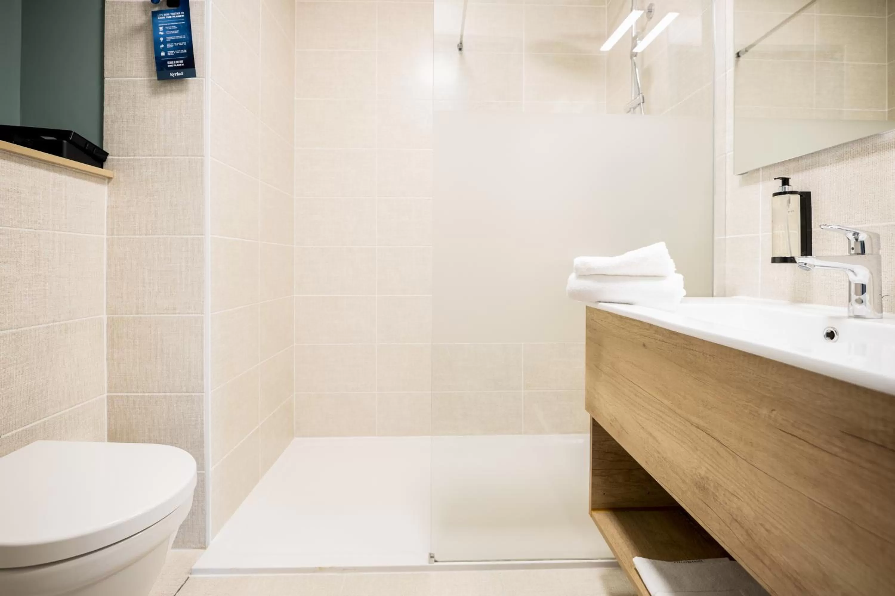 Shower in Kyriad Bordeaux Nord Sainte Eulalie