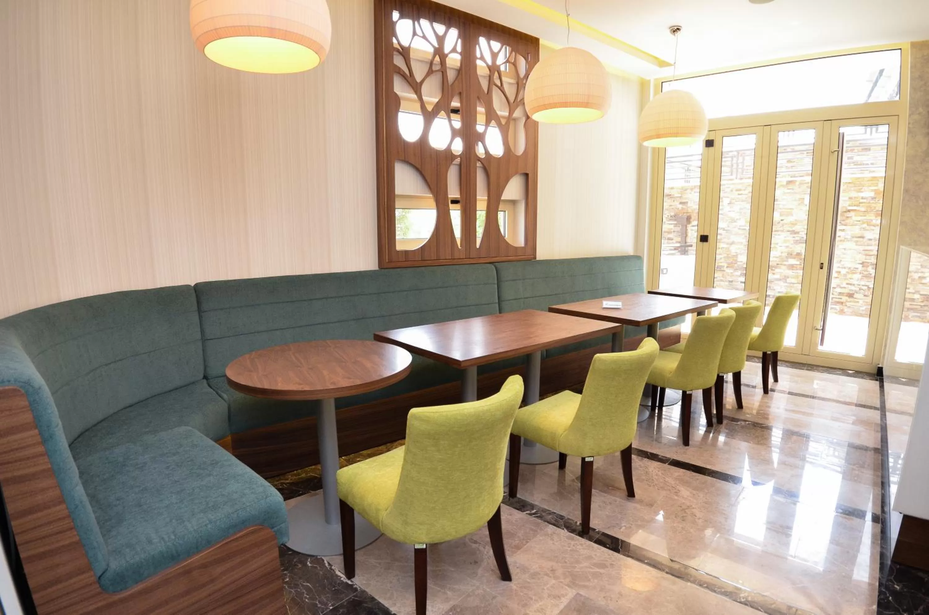 Restaurant/places to eat, Lounge/Bar in Hotel Atina