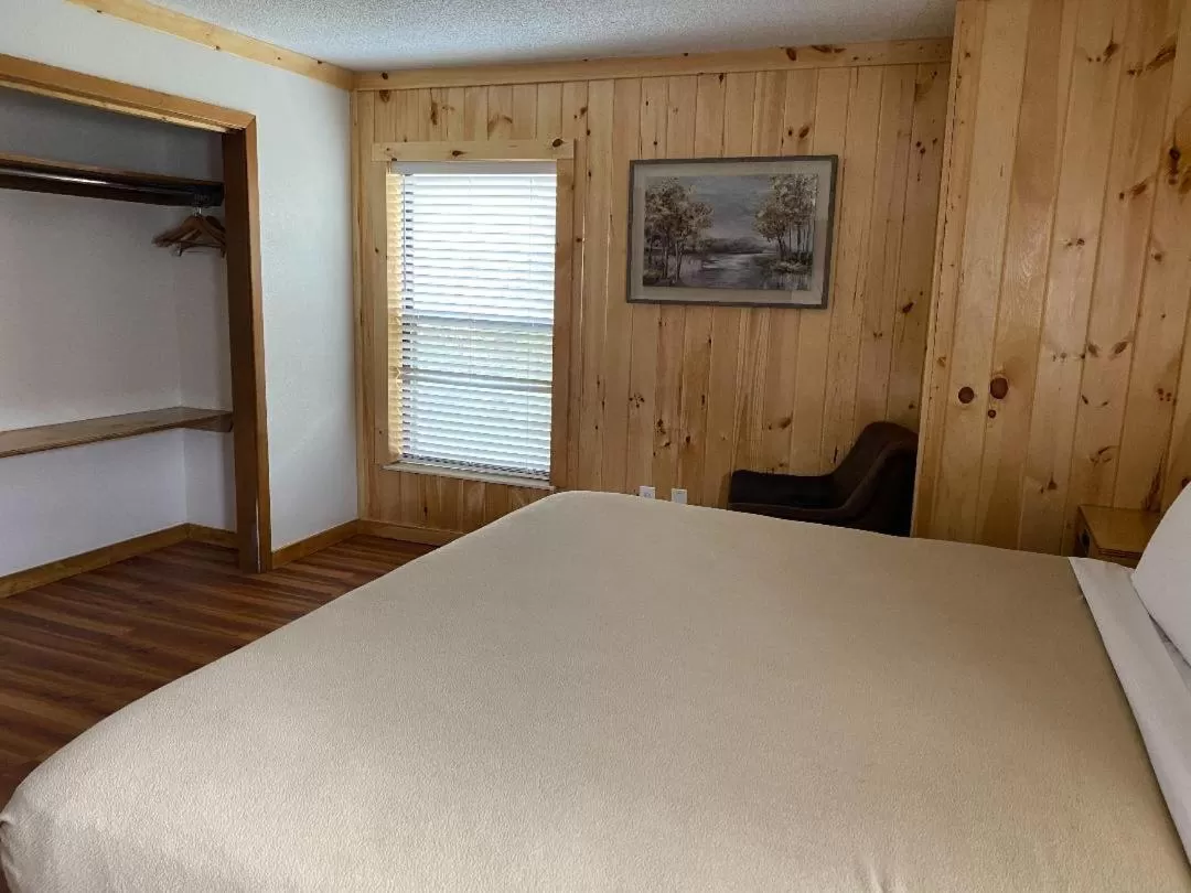 Bed in Zoders Inn and Suites