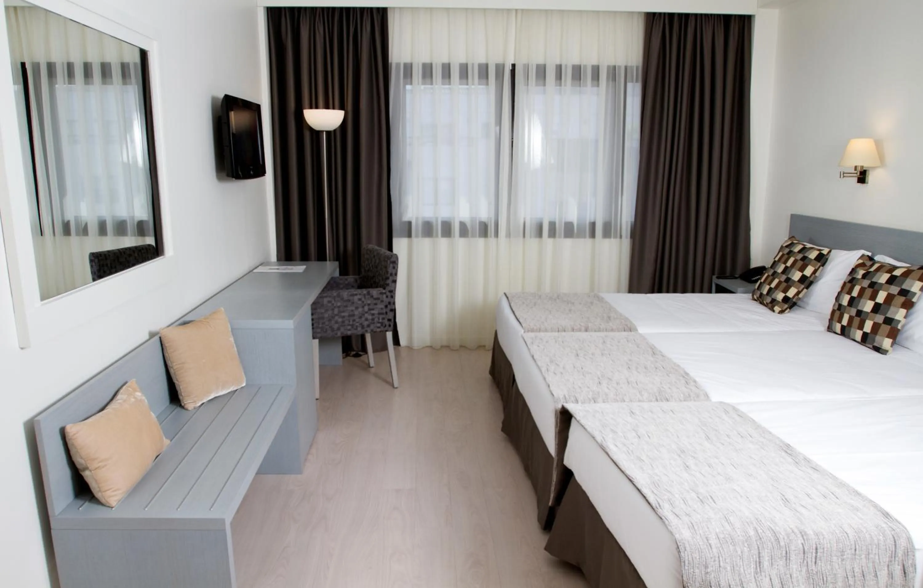 Triple Room in Hotel Black Tulip - Porto Gaia