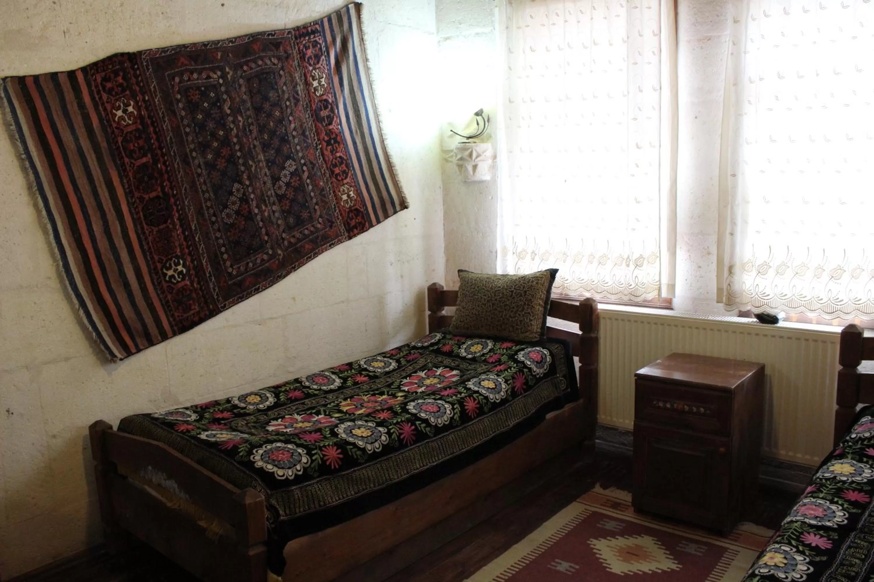 Bedroom, Bed in Kismet Cave House