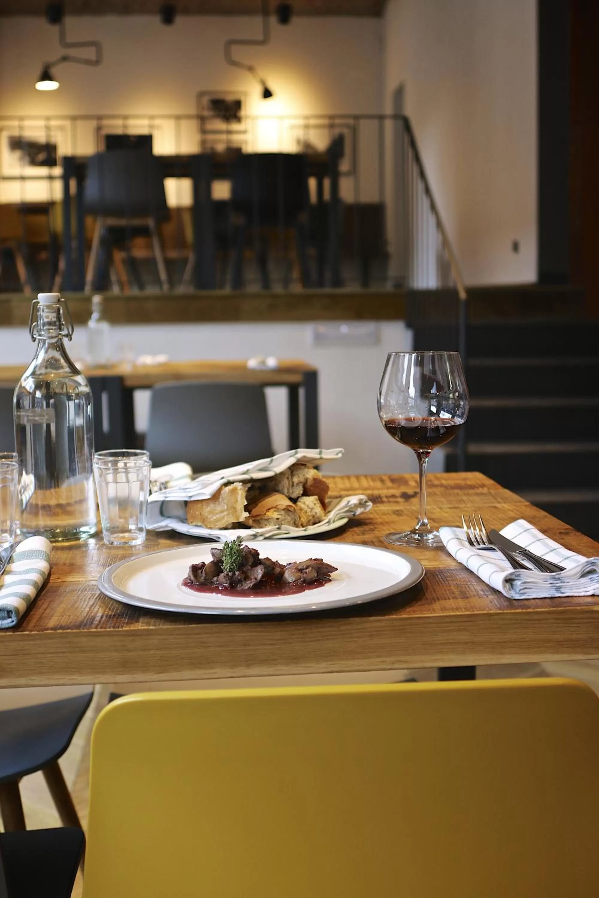 Restaurant/places to eat in Hotel city.city