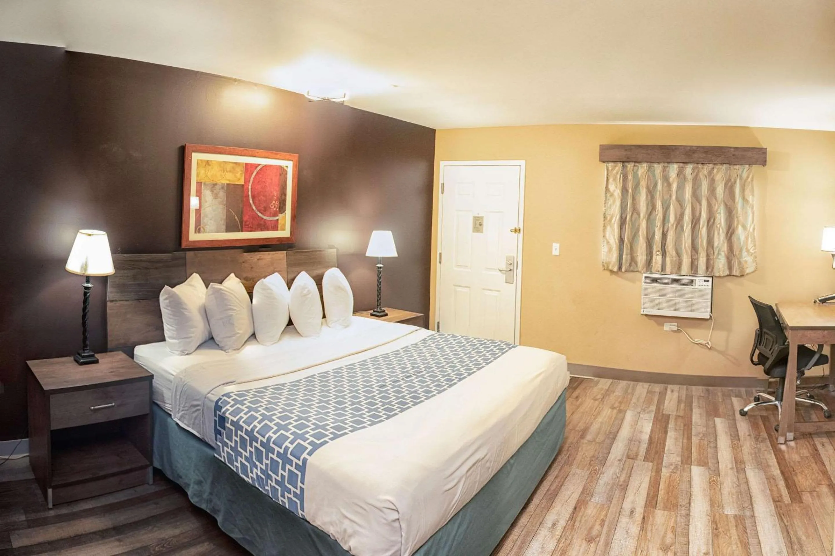 Bedroom, Bed in Suburban Studios Charlotte-Ballantyne