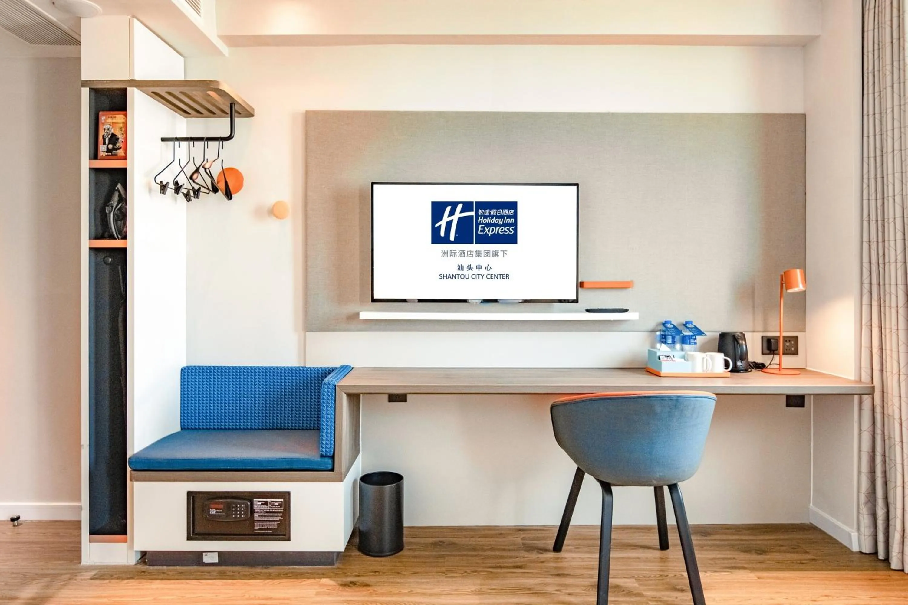 Seating area in Holiday Inn Express Shantou City Center by IHG