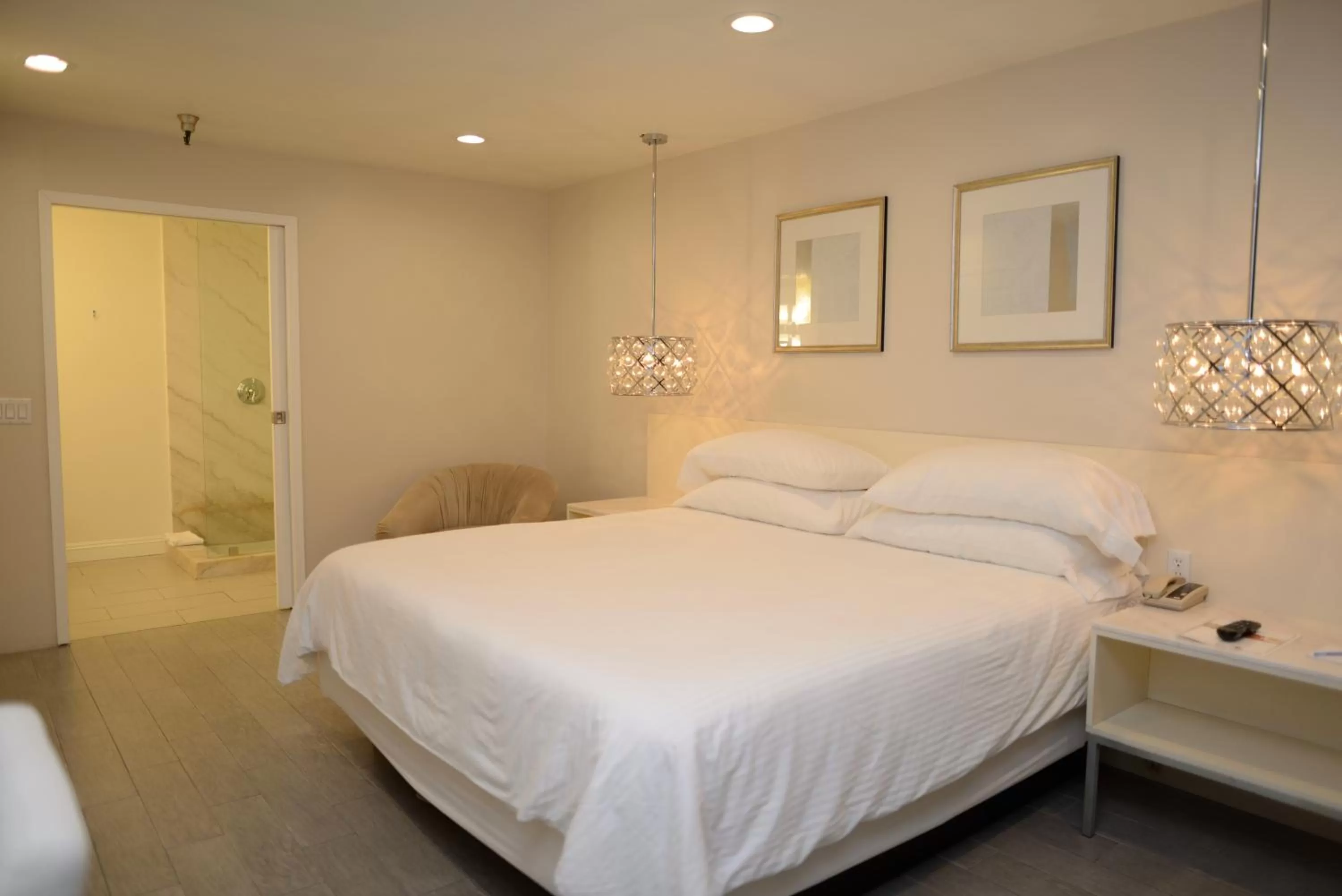 Shower, Bed in Hotel Le Reve Pasadena