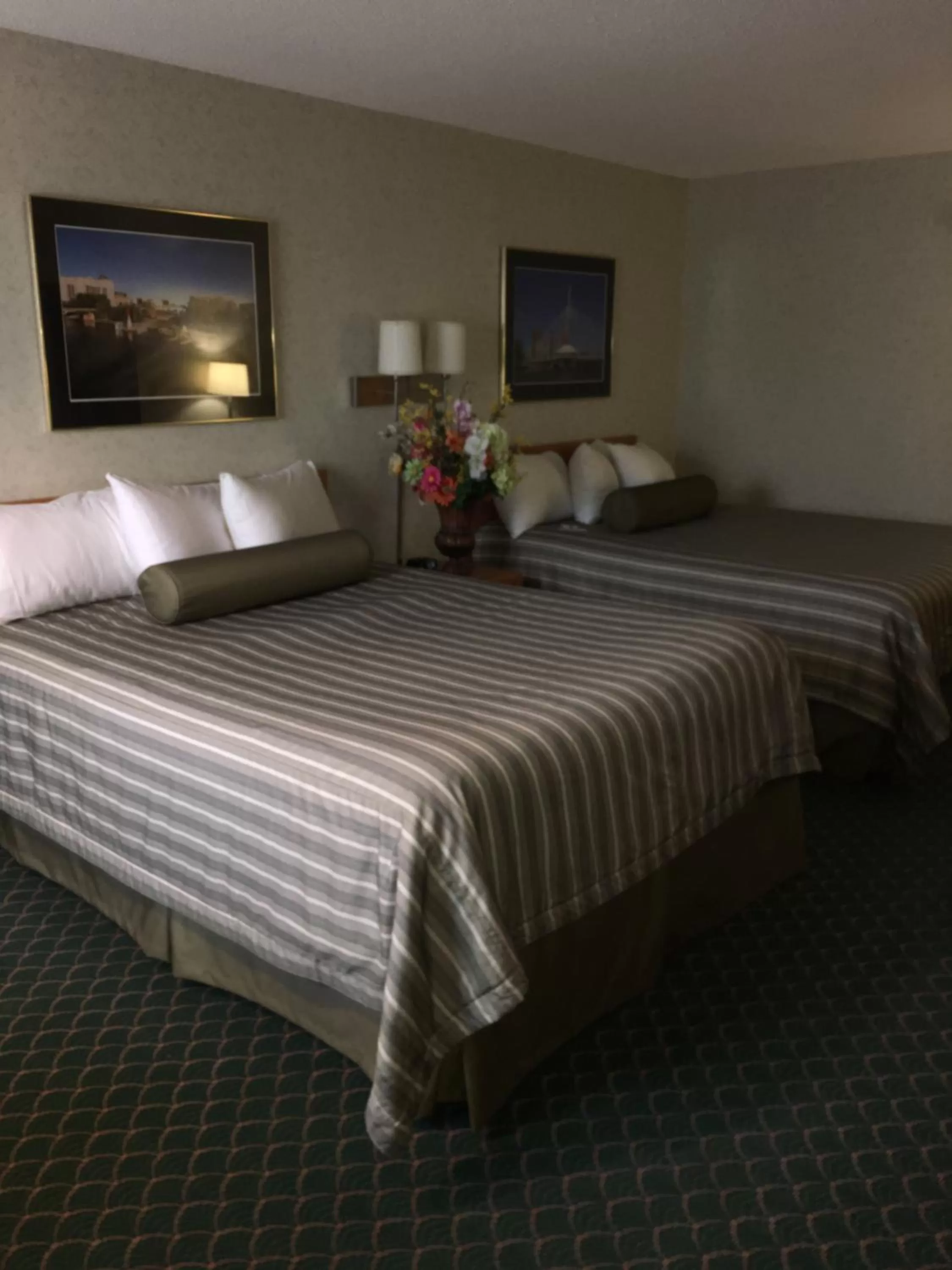 Bedroom, Bed in Travelodge by Wyndham Winnipeg East