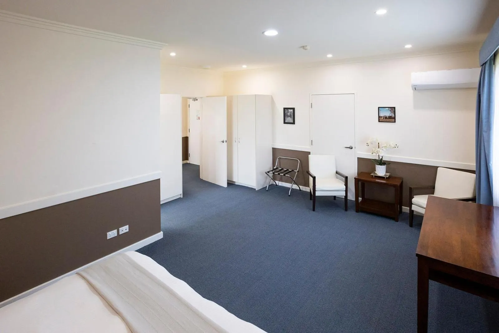 Bed in Hawkesbury Race Club Motel