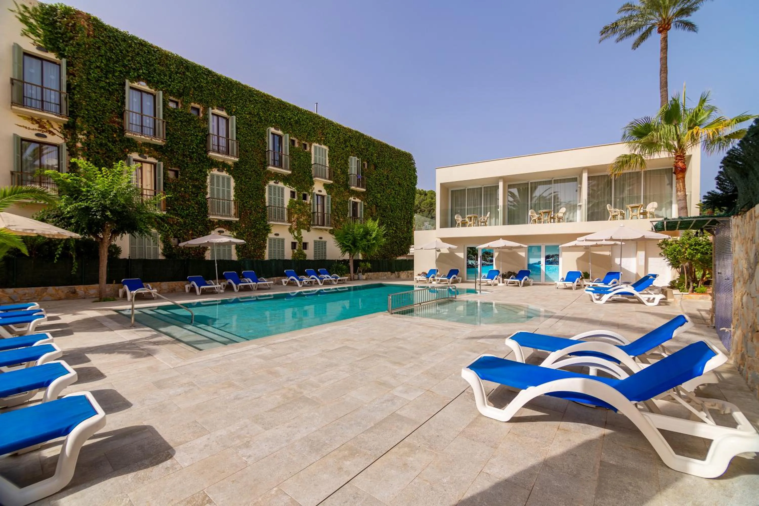Swimming pool in Hotel Venecia Paguera