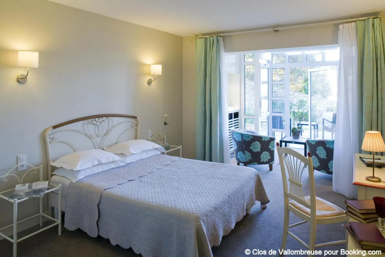 Seating area in Clos de Vallombreuse, The Originals Relais