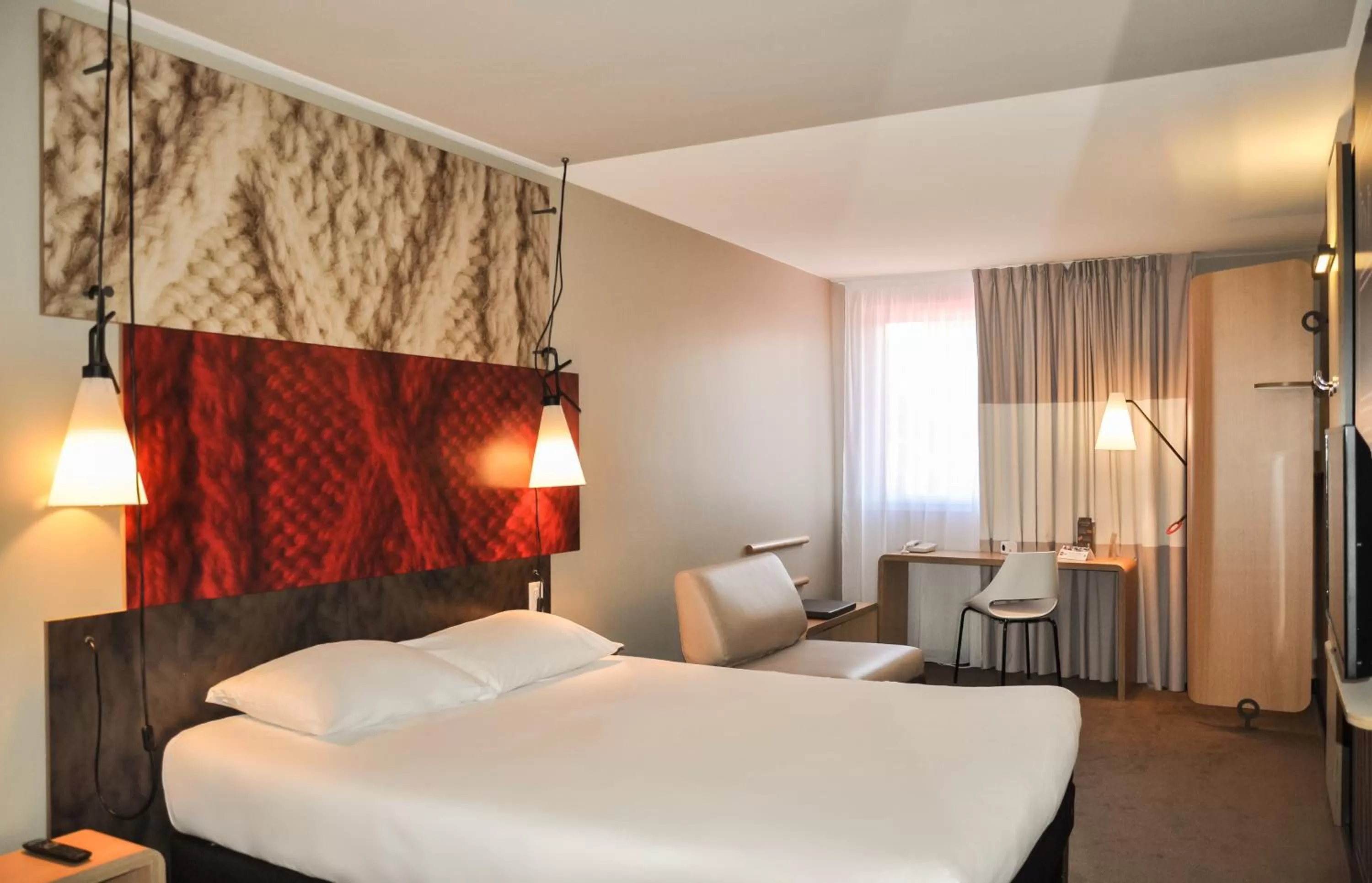 Bedroom, Bed in ibis Troyes Centre