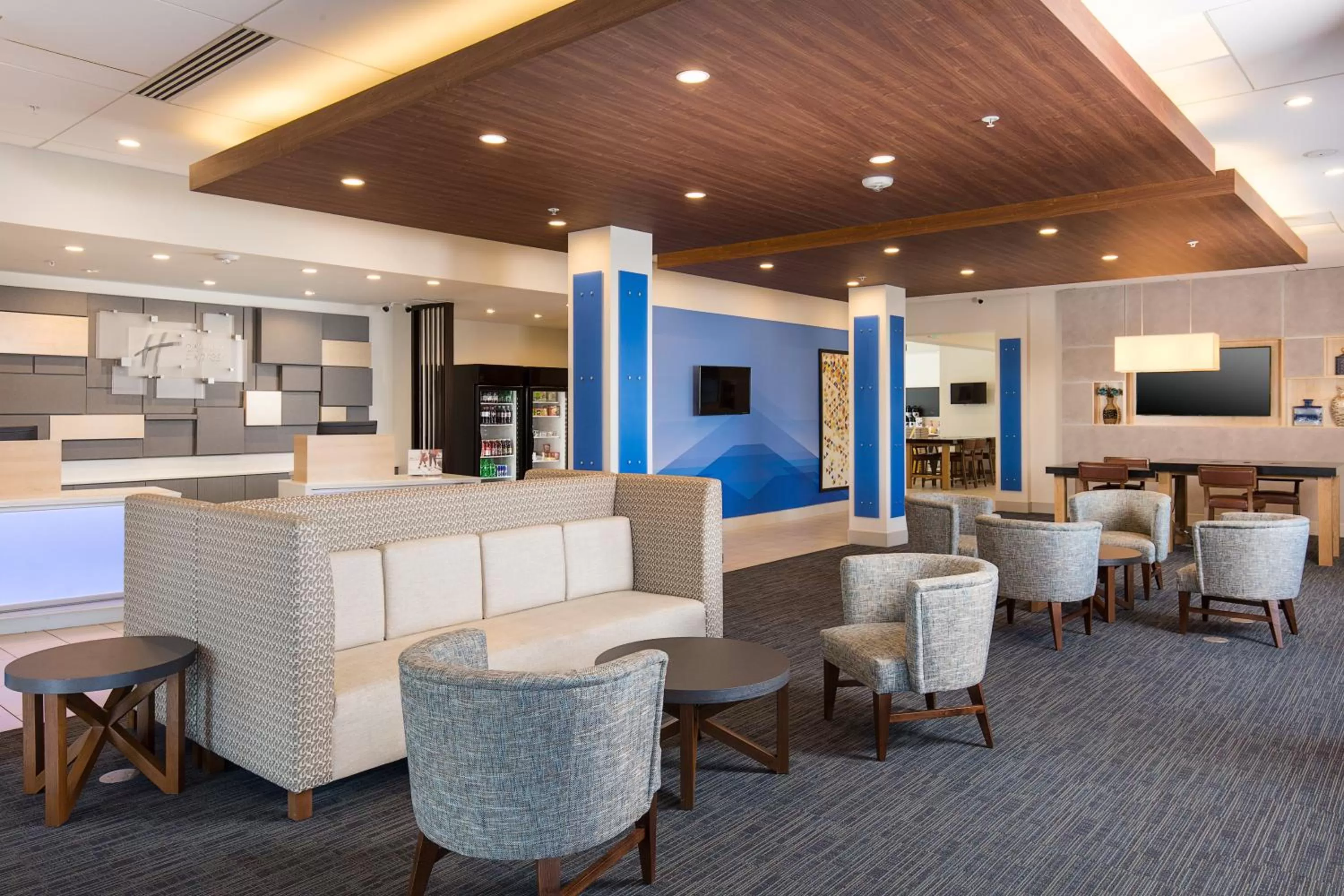 Lobby or reception in Holiday Inn Express Visalia-Sequoia Gateway Area by IHG