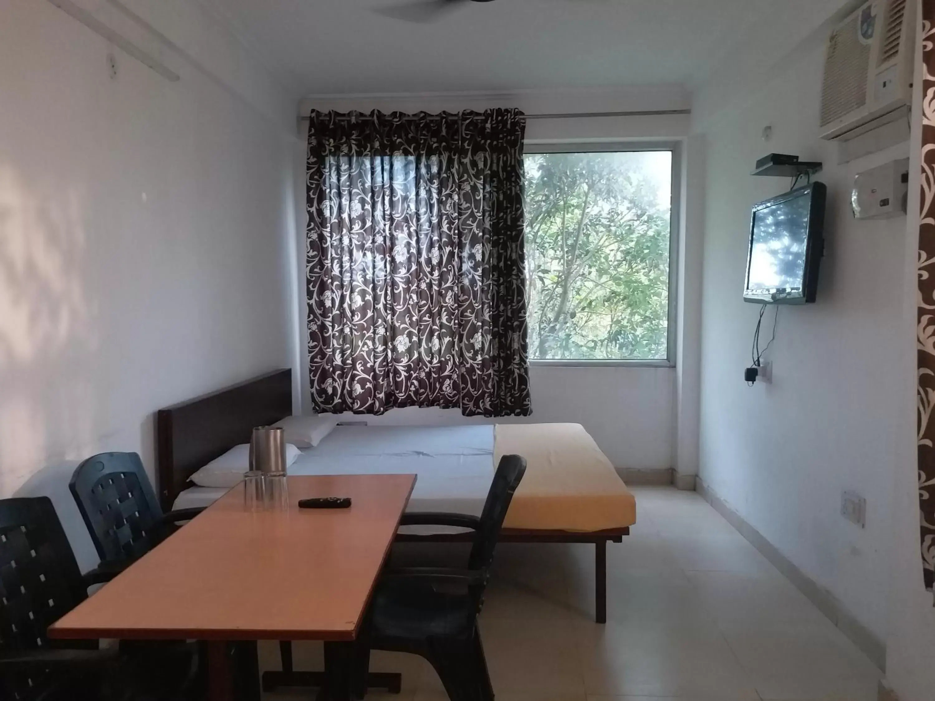 Deluxe Room in Krishna Hansraj Hotel Deluxe Room in Krishna Hansraj Hotel