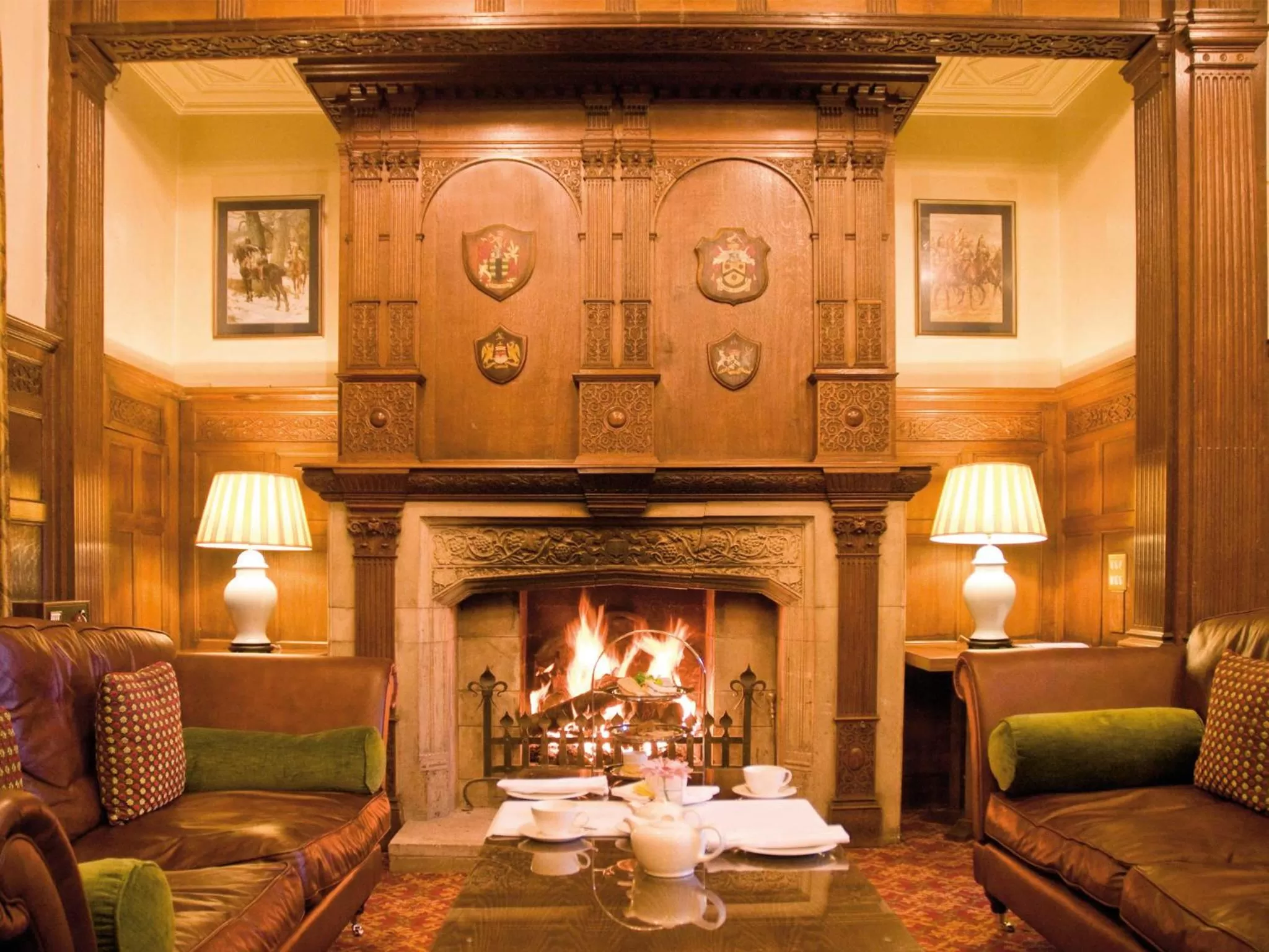 Communal lounge/ TV room in Elmers Court Hotel