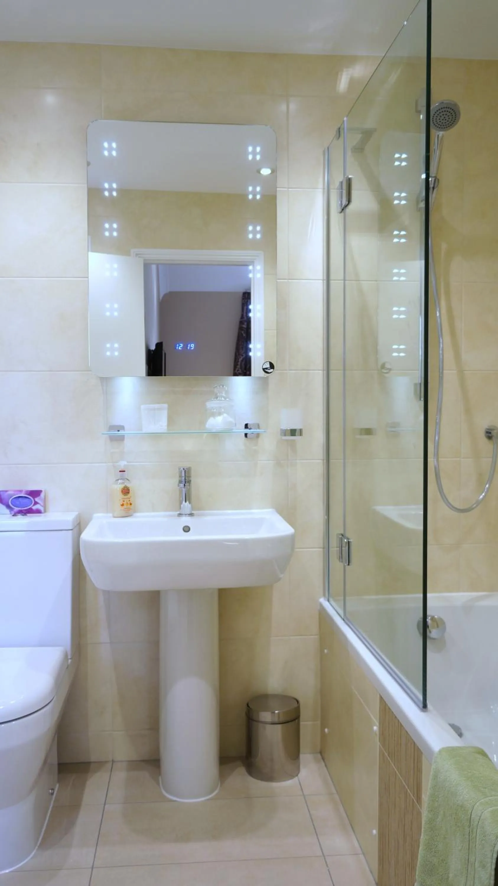 Bathroom in The Lawn Guest House Gatwick