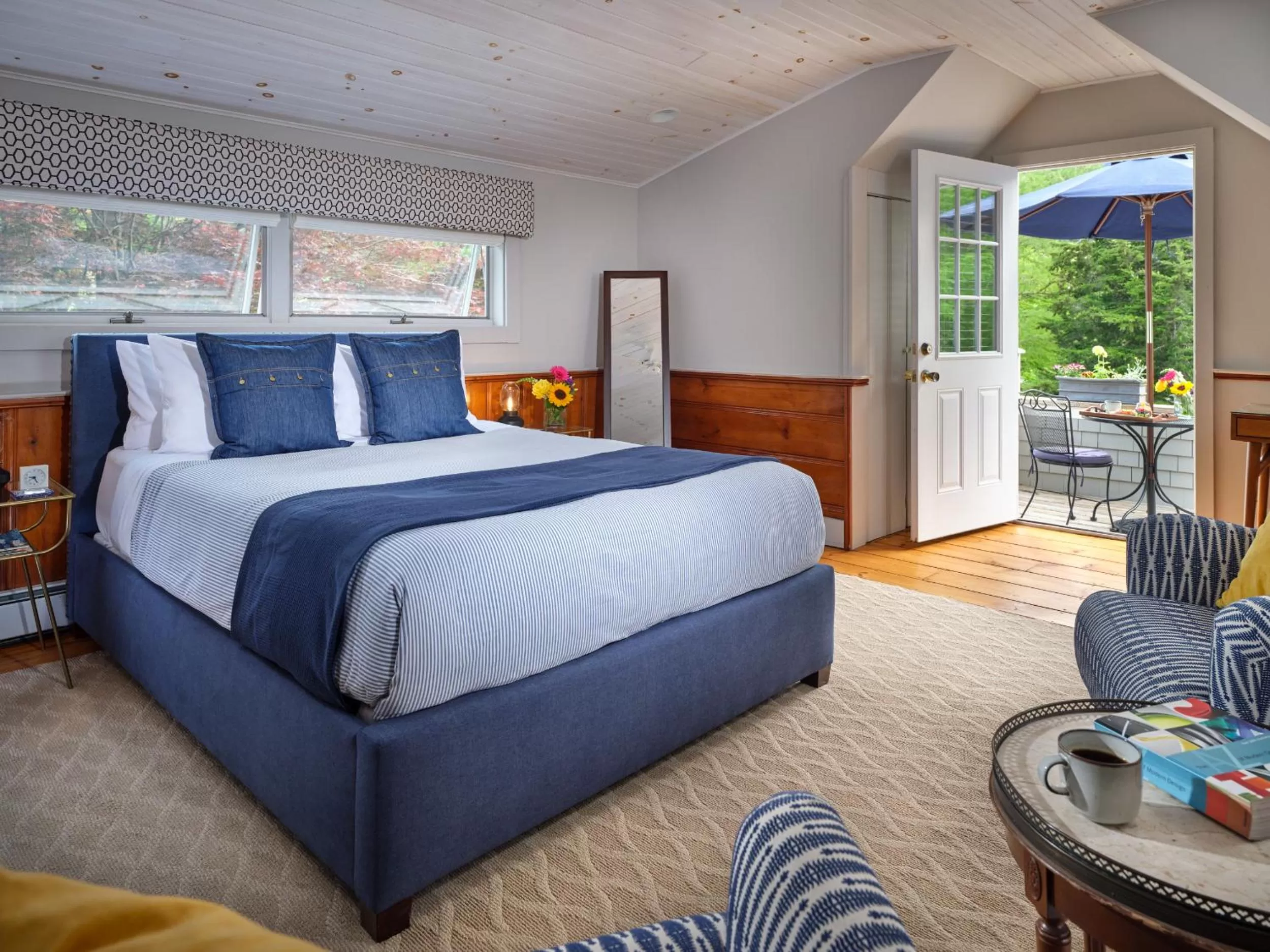 Patio, Bed in Abbey's Lantern Hill Inn