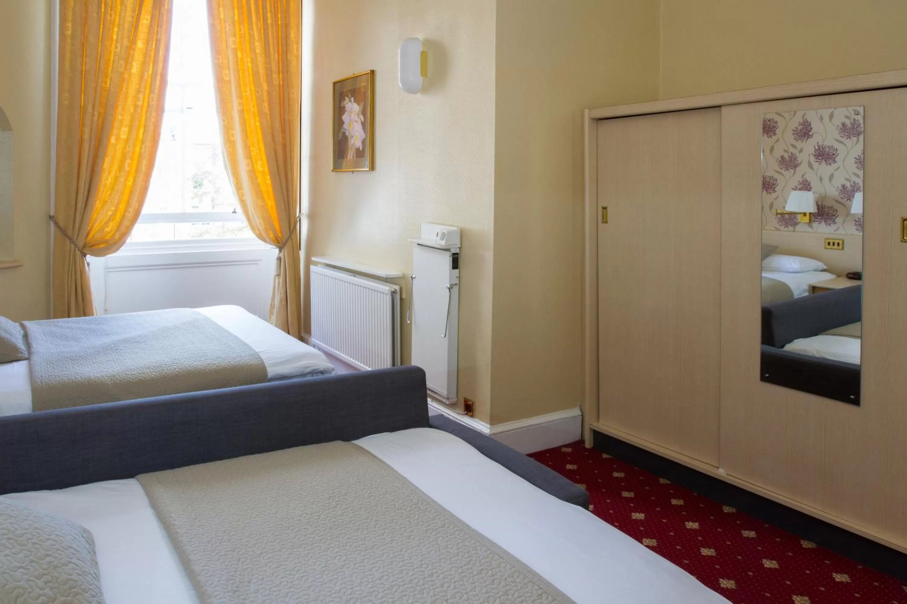 Bedroom, Bed in Thistle Hotel