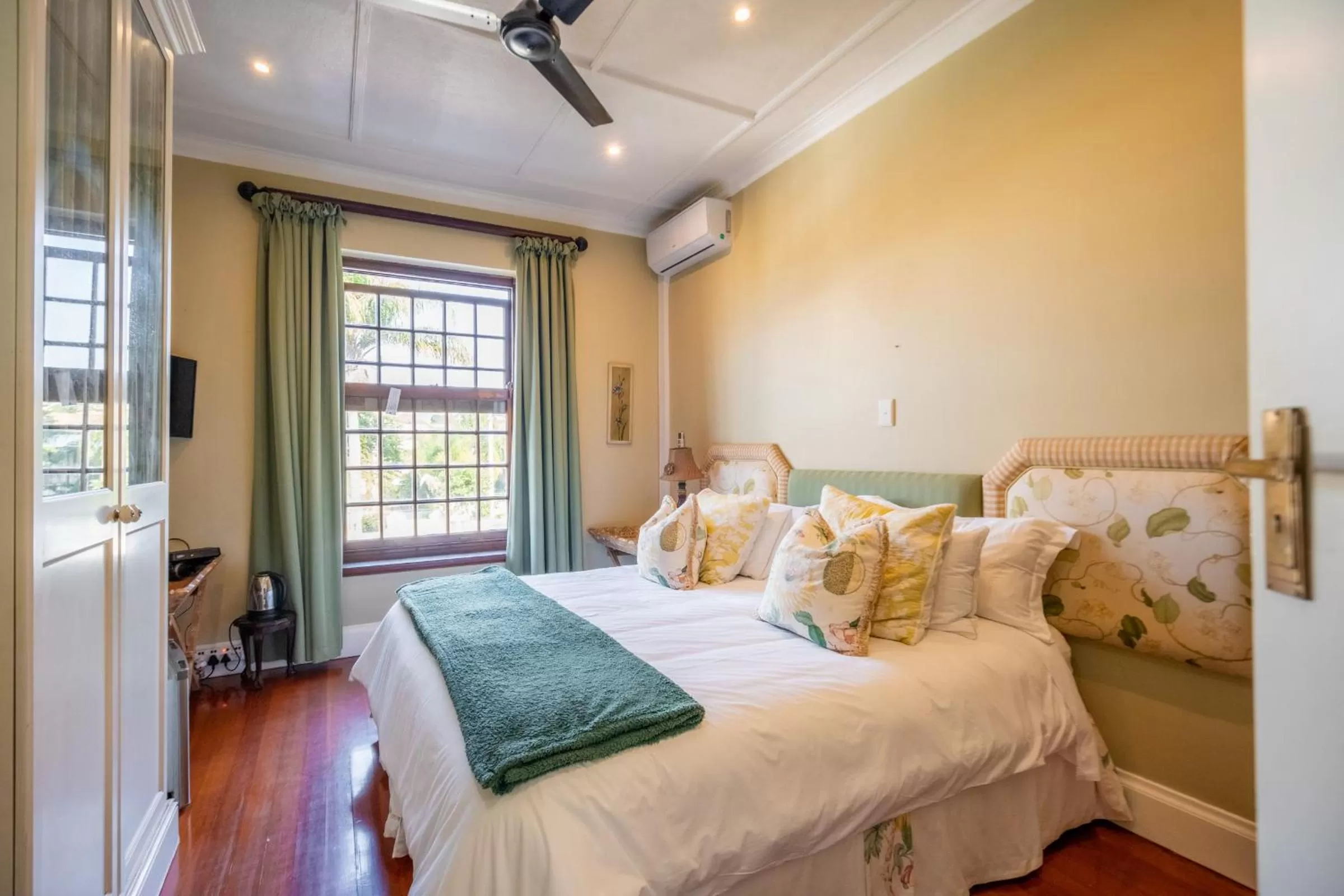 Bed in Holland House B&B