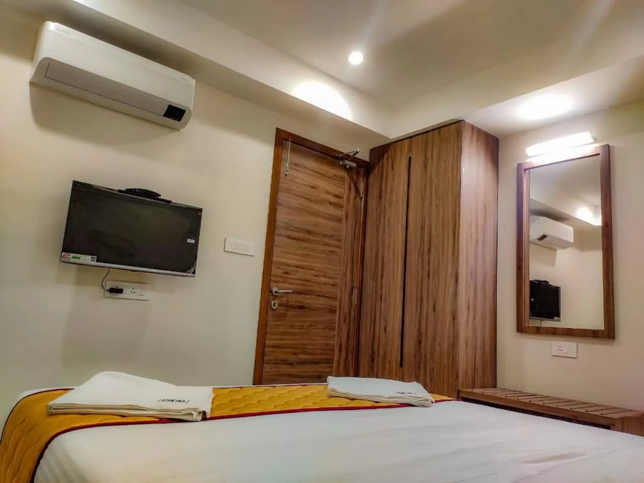 TV and multimedia, Bed in RR Mount Elite Suites
