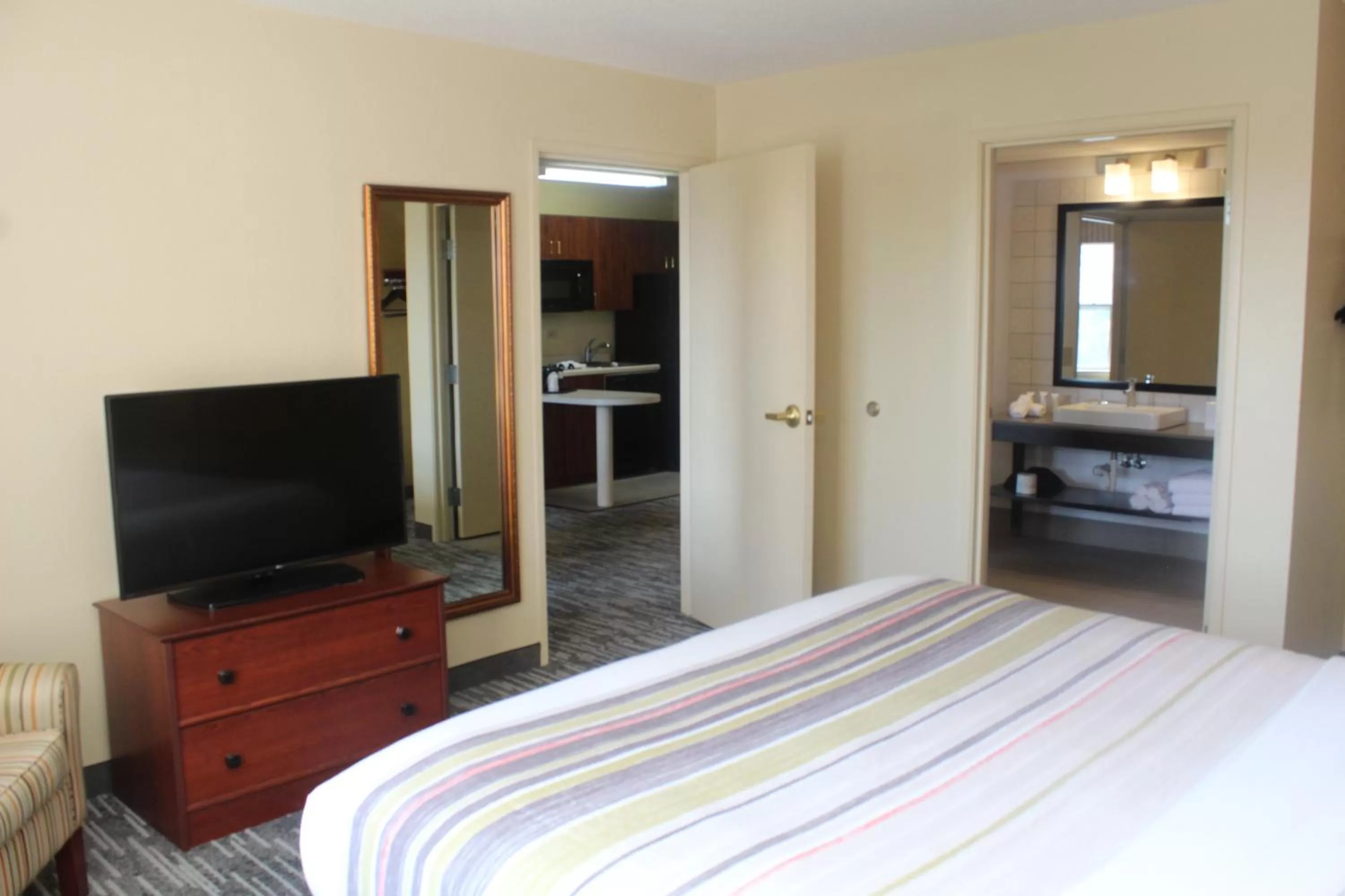 Bedroom, Bed in Country Inn & Suites by Radisson, Crystal Lake, IL