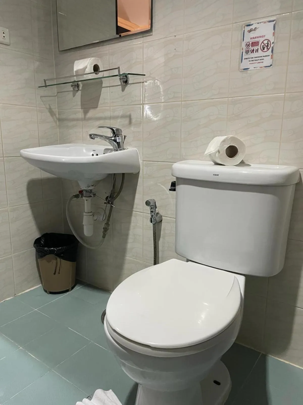 Toilet in BH Baan Paradise Hotel Patong