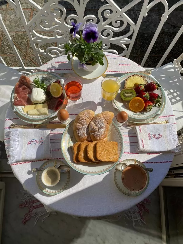 Breakfast in Palazzo Cherubini-Pools & Wellness