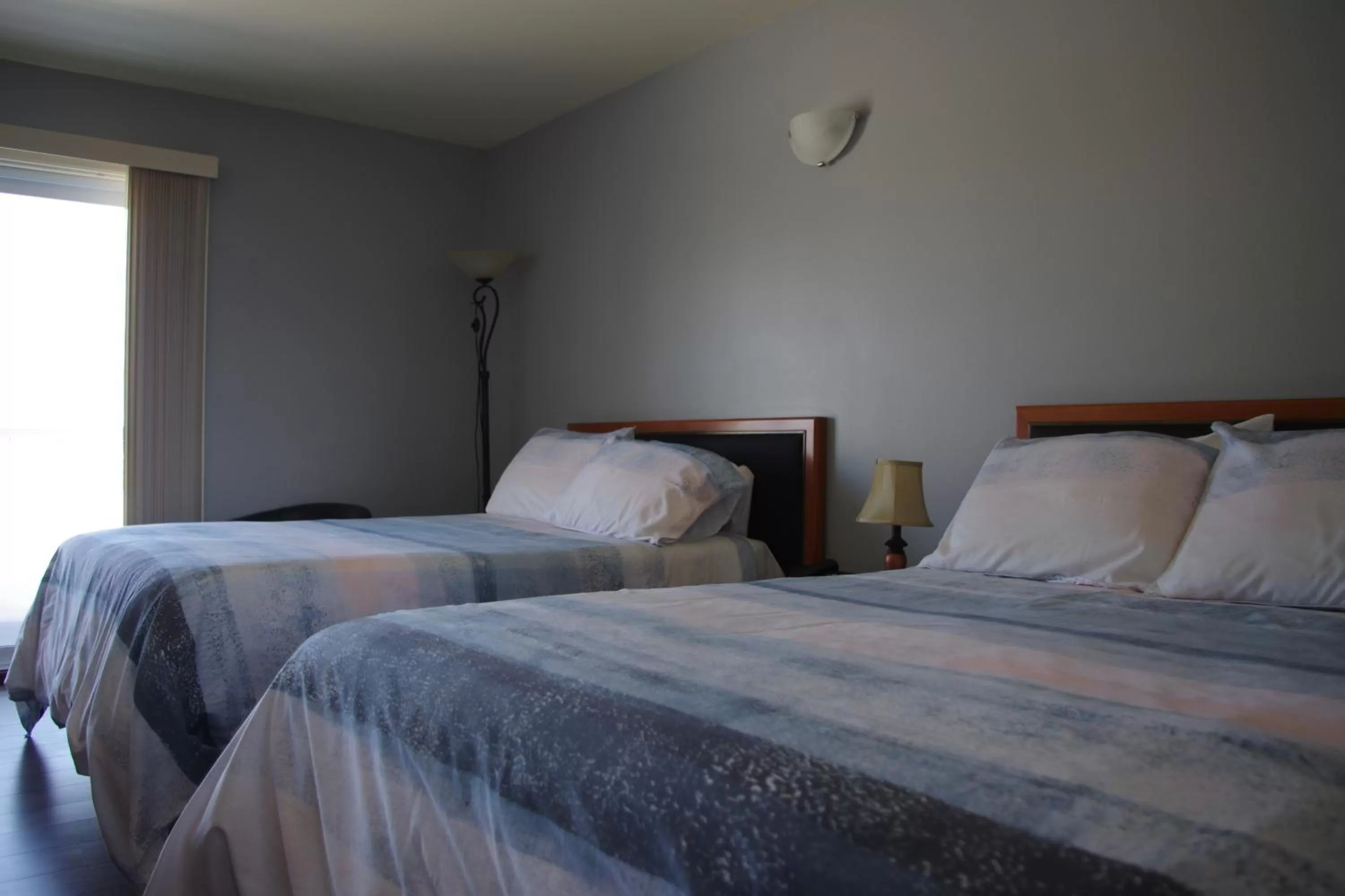 Photo of the whole room, Bed in Motel des Mariniers