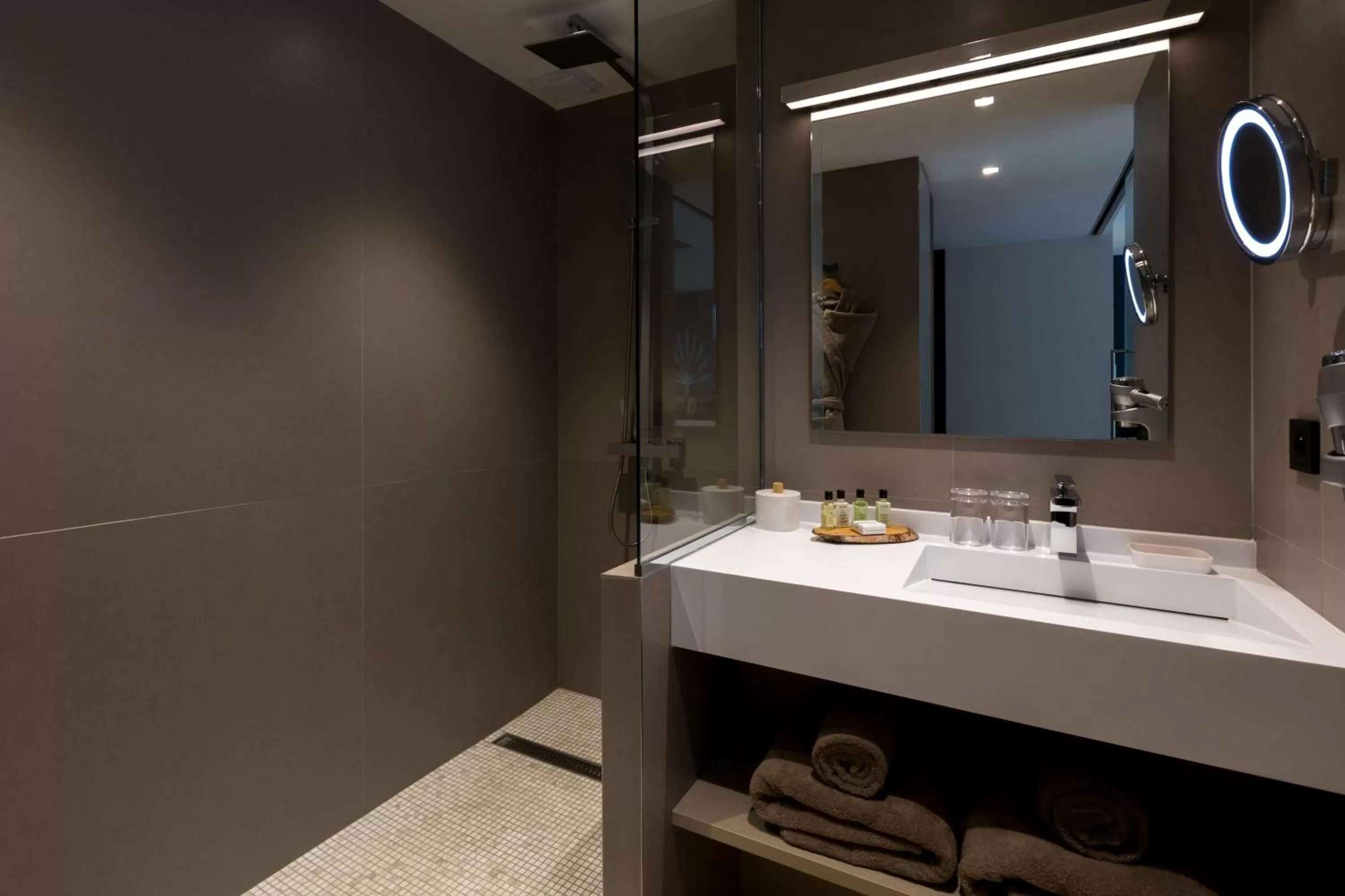 Bathroom in Hotel L'Arbre Voyageur - LILLE