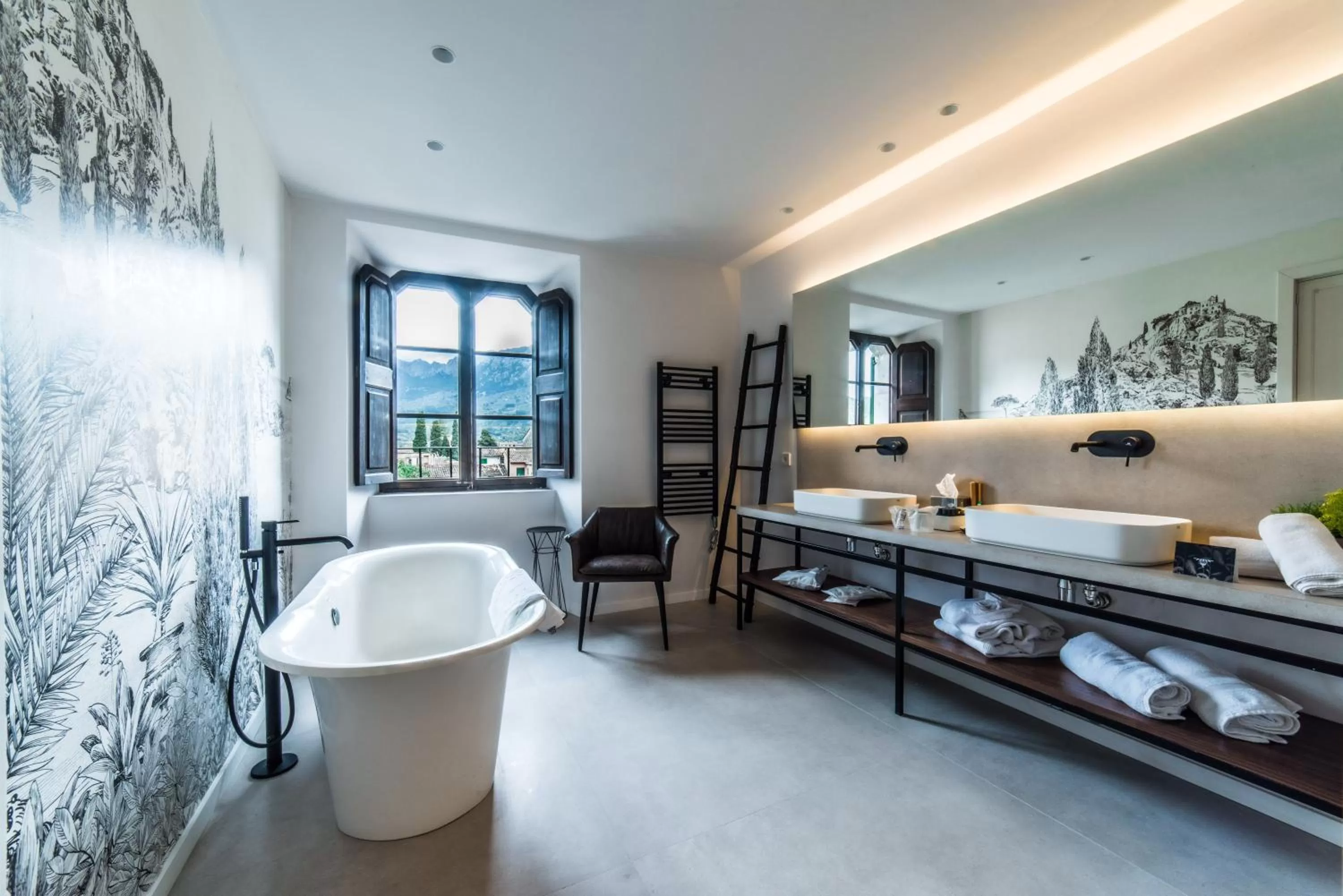 Hot Tub, Bed in L'Avenida