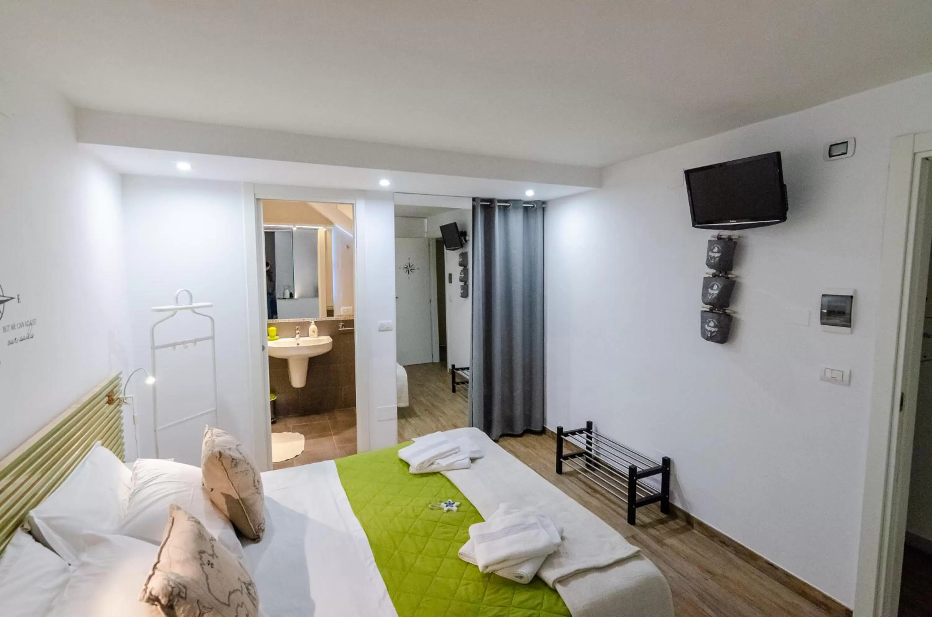 Photo of the whole room, Bed in Domatia