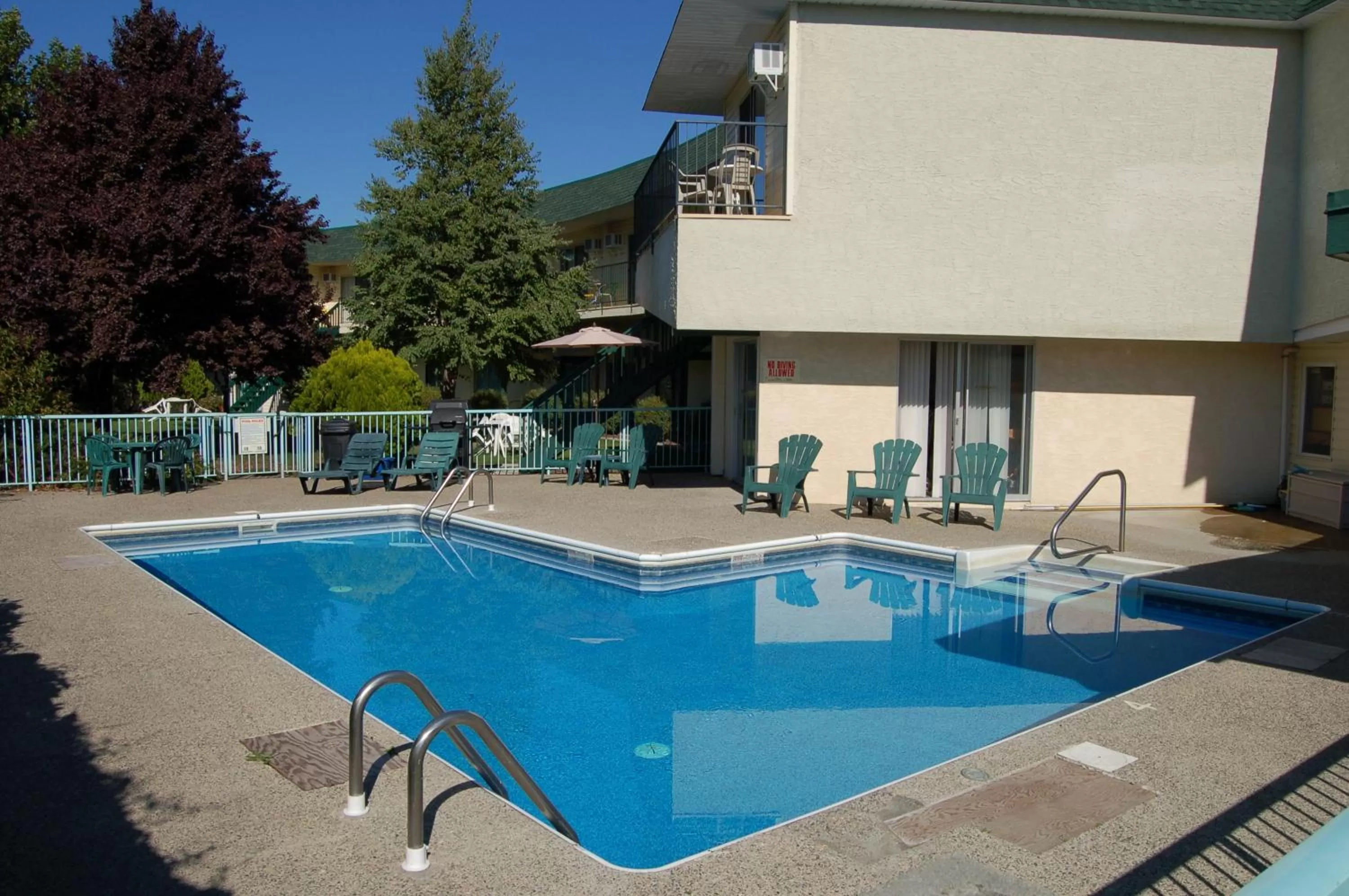 Swimming pool in Summerland Motel